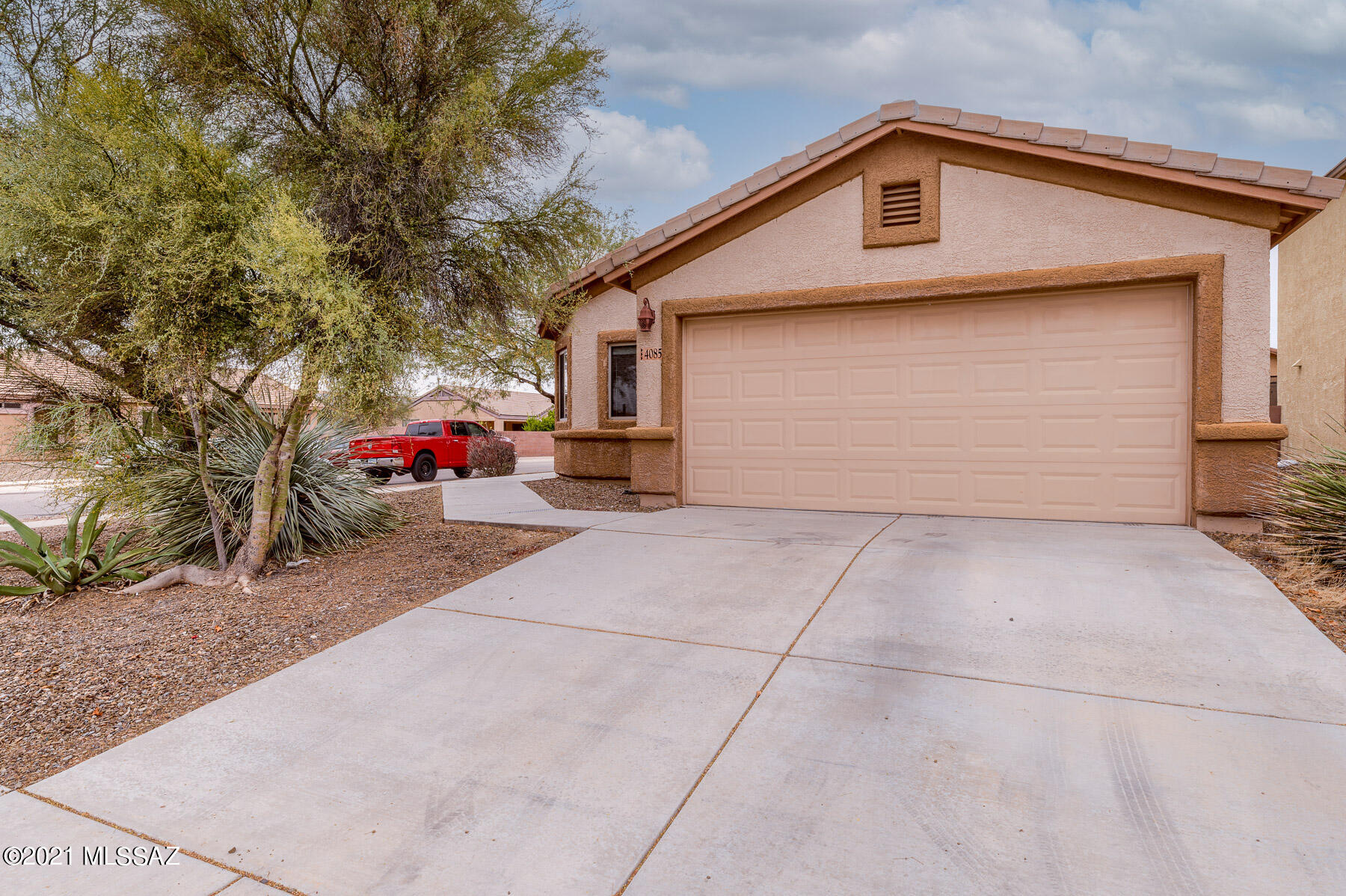 This 3 bedroom w/ den, 2 bathroom, 2 car garage home is on a gorgeous corner lot with mature landscaping.  Split floor plan is open with vaulted ceilings and flooded with natural light. Kitchen equipped with granite counter tops, stainless steel appliances, and a large pantry.  Back patio offers enough space for quality indoor/outdoor living and garden.