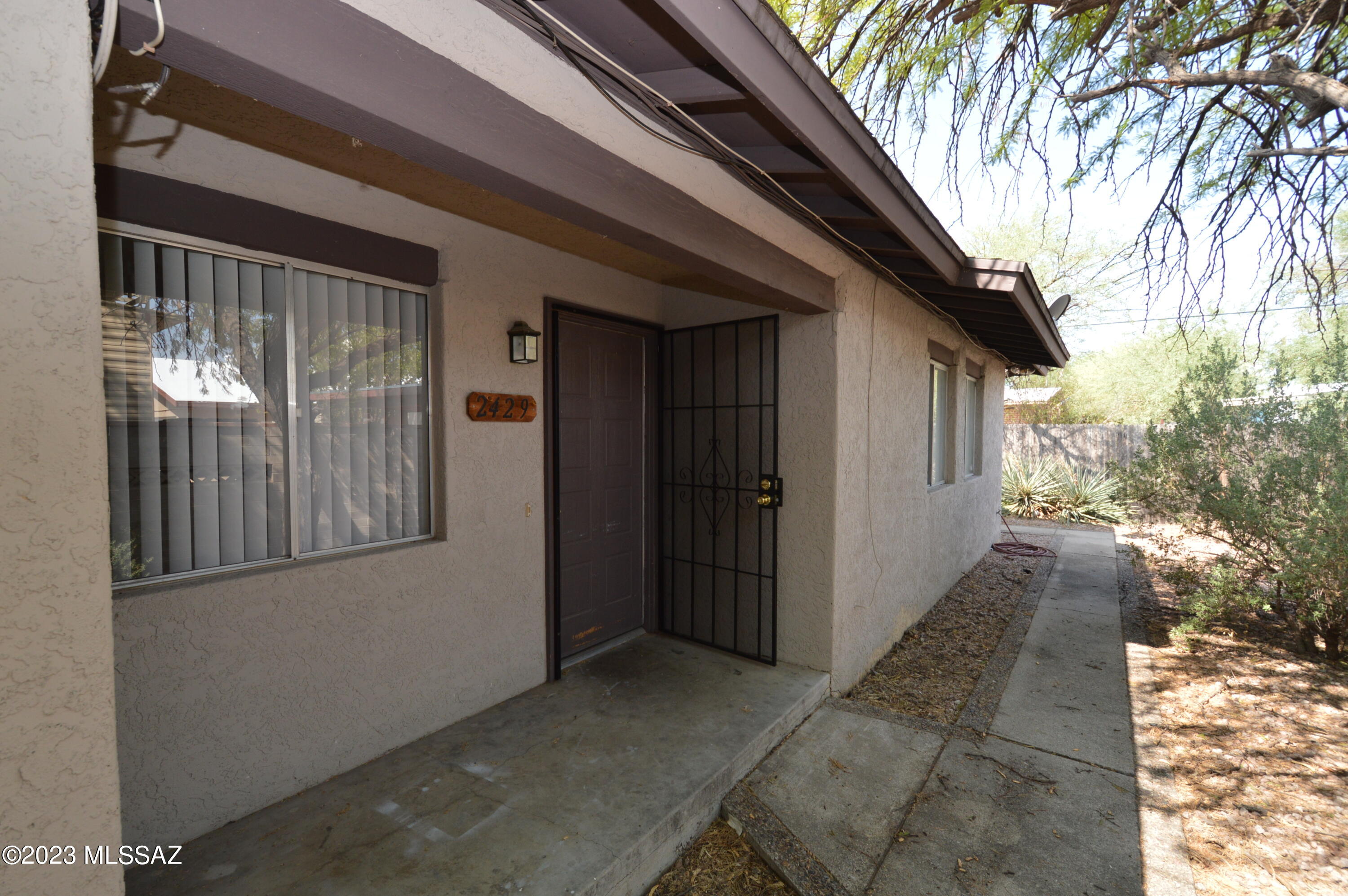 HUGE central triplex. Central AC, lots of tile, modern and open. Over 900 sq ft! Privately fenced yards. Laundry hook-ups. Spacious, bright and cheerful. Terrific location with great access to shopping, schools and buslines. Rarely vacant, so call today!