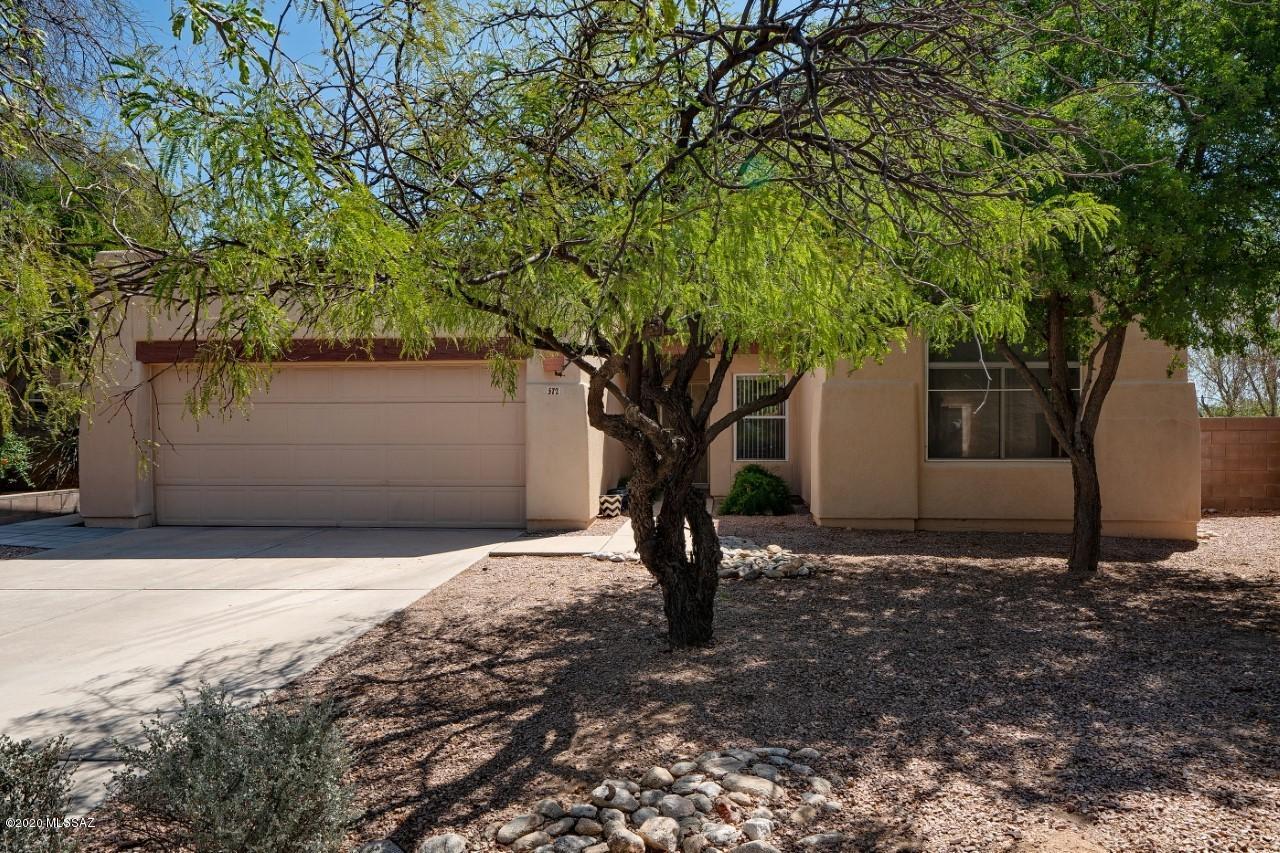 LOCATION-on cul-de-sac/LOCATION-small enclave of homes with solar heated community pool/LOCATION-near shopping and restaurants. This 3 bd/2bath home has a bright and cheery open floorplan. The oversized backyard invites you to enjoy the covered patio or the raised ramada where you can enjoy the Tucson starry skies, the city lights and mountain views.