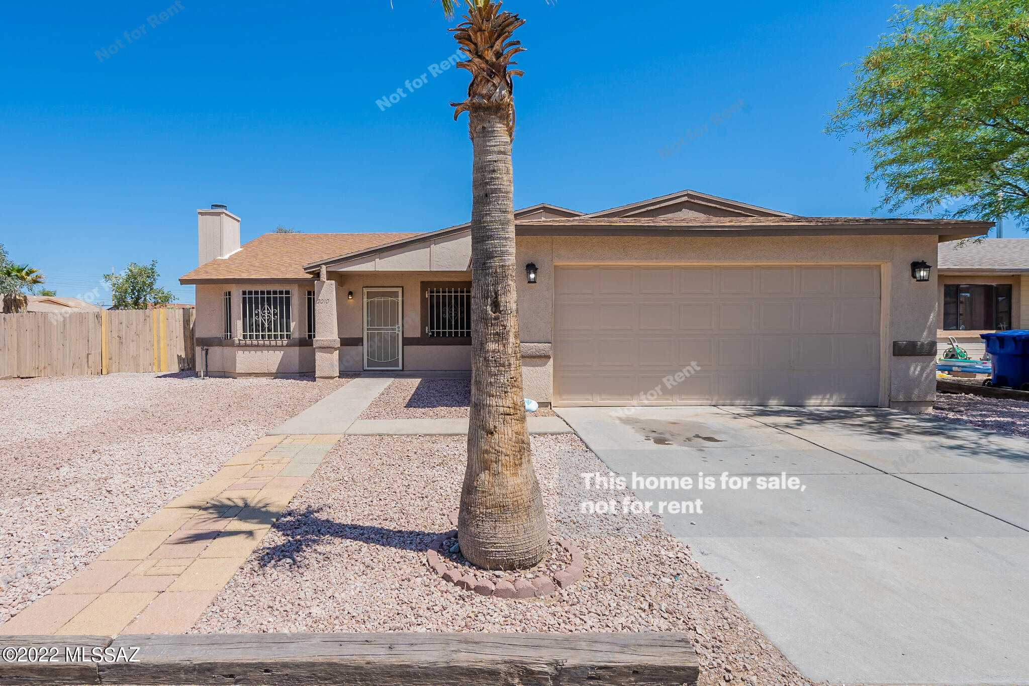 This Tucson one-story home offers granite countertops, and a two-car garage. This home has been virtually staged to illustrate its potential.