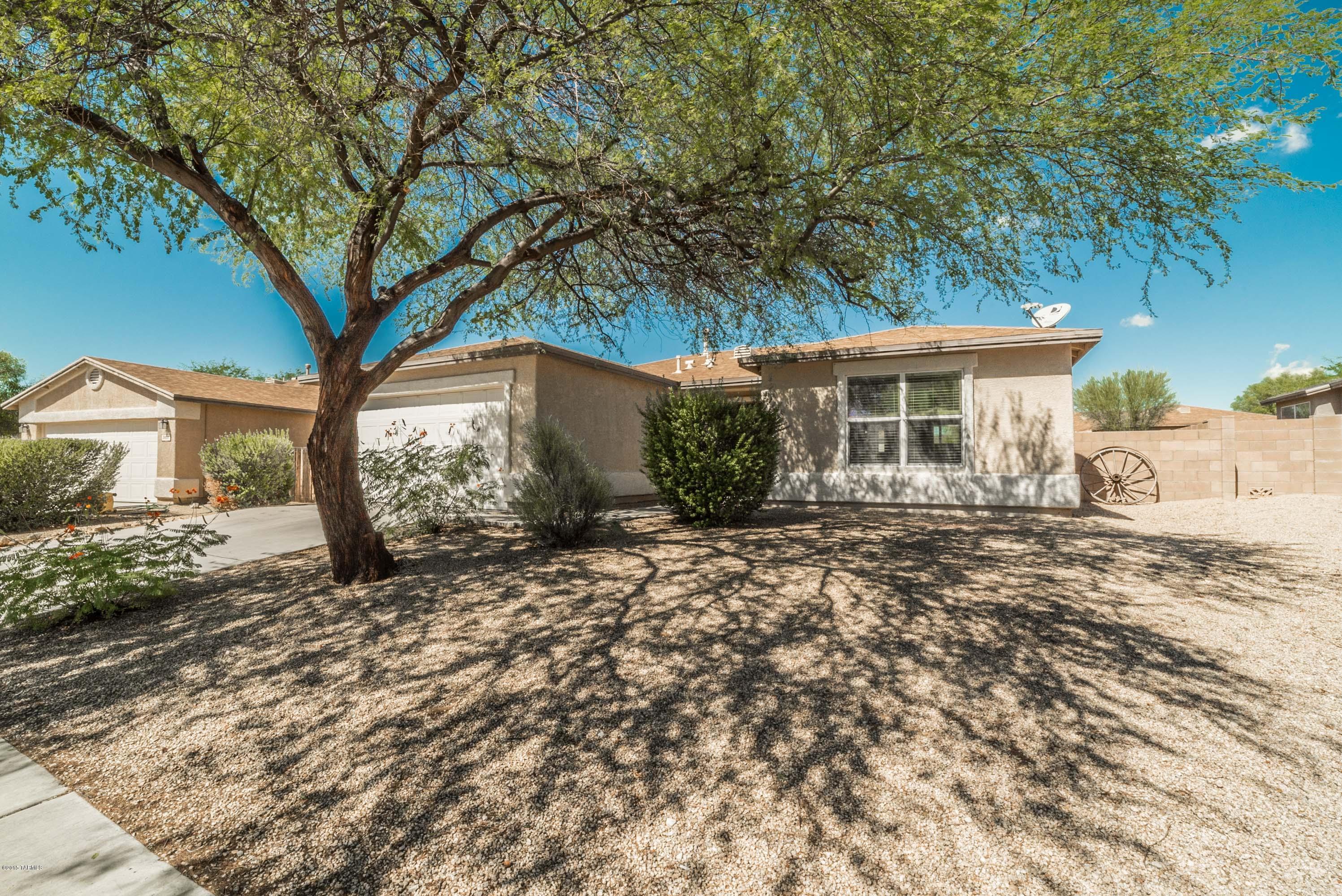 NEW CARPET!! MOVE-IN ready 2,045sqft, 4 bed / 2 bath home on a large lot in the beautiful Tucson Mountain Sanctuary subdivision! This home features an open floorplan concept and sits on a massive lot with room for family pets, entertaining friends, or just relaxing. The large great room opens to the kitchen with a generous dining nook and island. The hallway features a large wall cutout to the great room and adds great light to the three bedrooms. Master bedroom features a large walk-in closet and generously sized bathoom. Must see to truly appreciate!