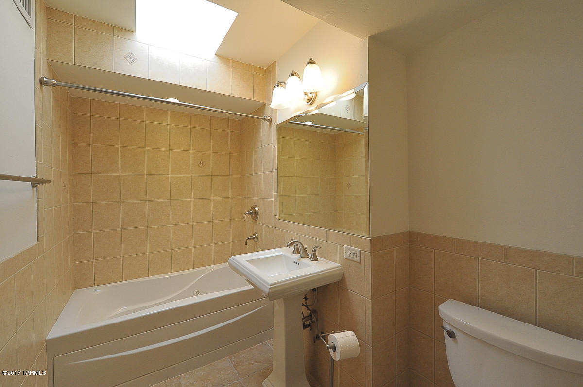 Loma De Las Brisas (1-25) - Residential Lease