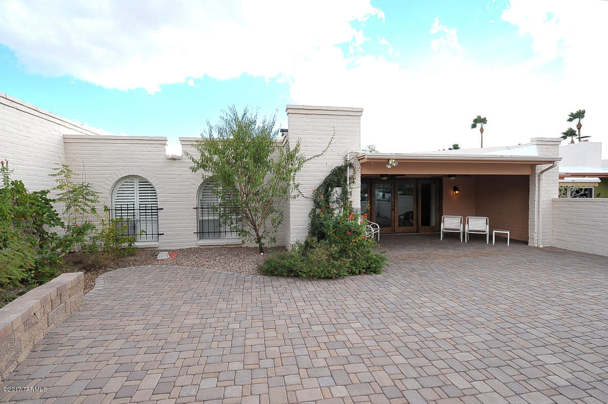 Loma De Las Brisas (1-25) - Residential Lease