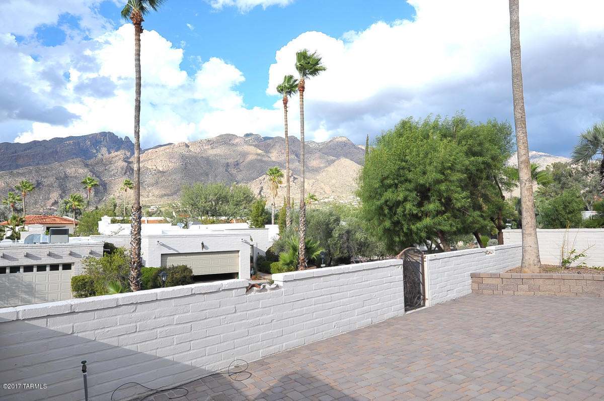 Loma De Las Brisas (1-25) - Residential Lease