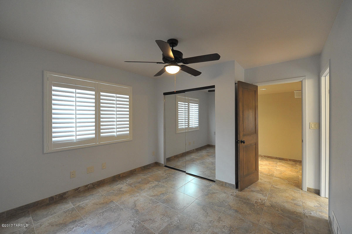 Loma De Las Brisas (1-25) - Residential Lease