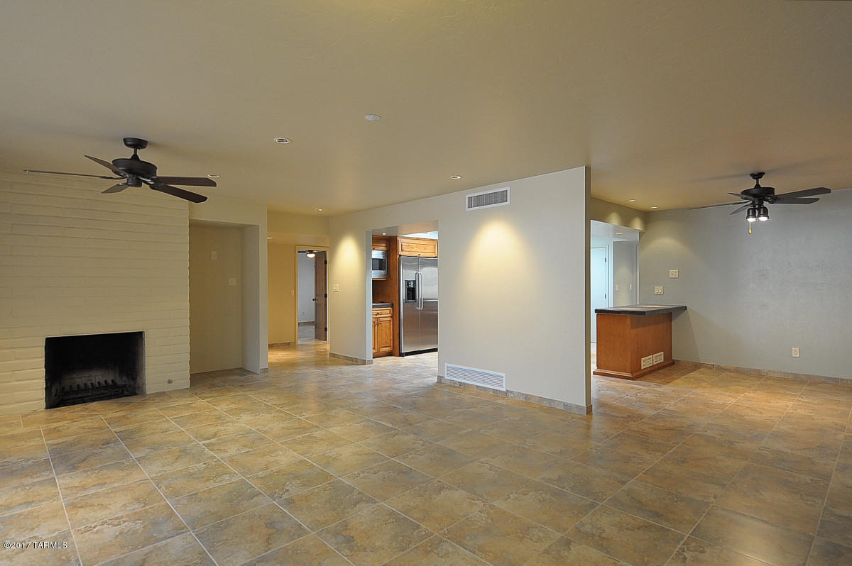 Amazing views from this updated 2 bedroom 2 bath Office/den. all tiled home. Gourmet kitchen. large family room
with walls of windows to gaze at the Catalinas along with a cozy fireplace. 2 car garage all appliances included with
rent plus WID Hurry this wont last!!Ask About P#2874-Q