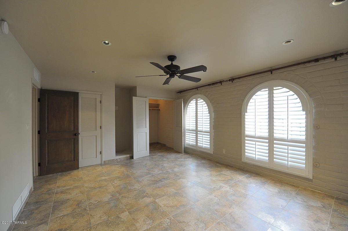 Loma De Las Brisas (1-25) - Residential Lease