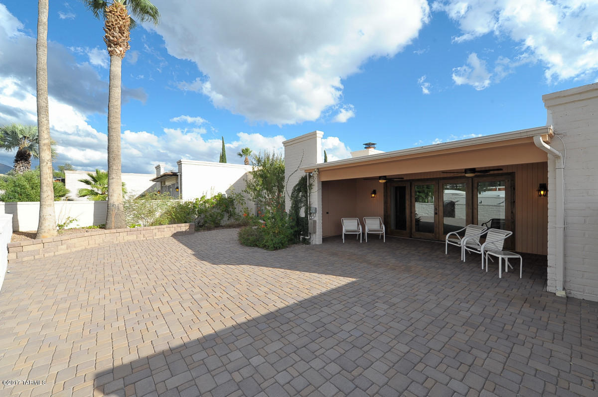 Loma De Las Brisas (1-25) - Residential Lease