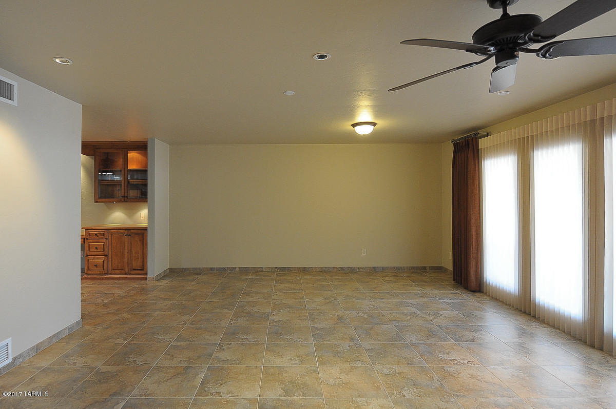 Loma De Las Brisas (1-25) - Residential Lease