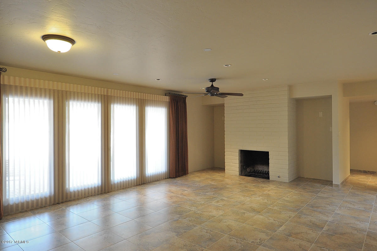 Loma De Las Brisas (1-25) - Residential Lease