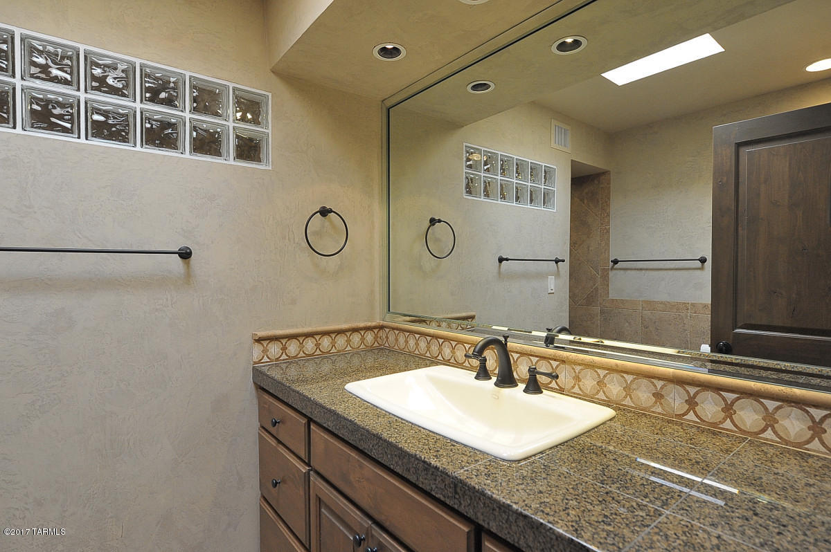 Loma De Las Brisas (1-25) - Residential Lease