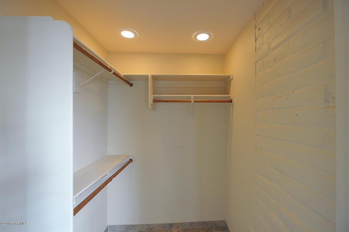 Loma De Las Brisas (1-25) - Residential Lease