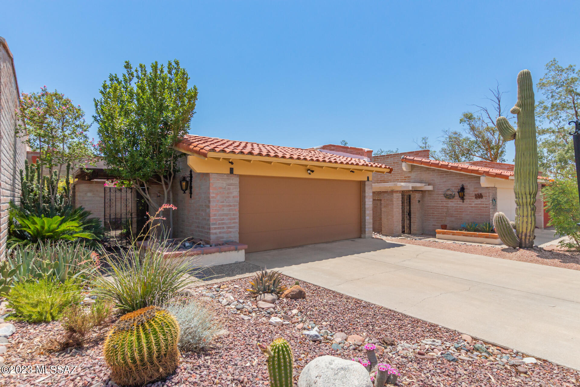 Welcome home! This remarkable 2-bedroom townhouse in Oro Valley is the one you've been looking for! Discover a lovely courtyard that invites peace & tranquility. The harmonious interior showcases gleaming wood-look flooring, designer color palette, & recessed lighting. The immaculate eat-in kitchen offers built-in appliances & wood cabinetry for ample storage. Main bedroom enjoys a mirrored-door closet, an ensuite, & also grants direct access to the Arizona room, a perfect spot to savor your morning coffee or unwind with a good book. The cozy backyard is designed to inspire outdoor living ! Don't let this opportunity slip by!