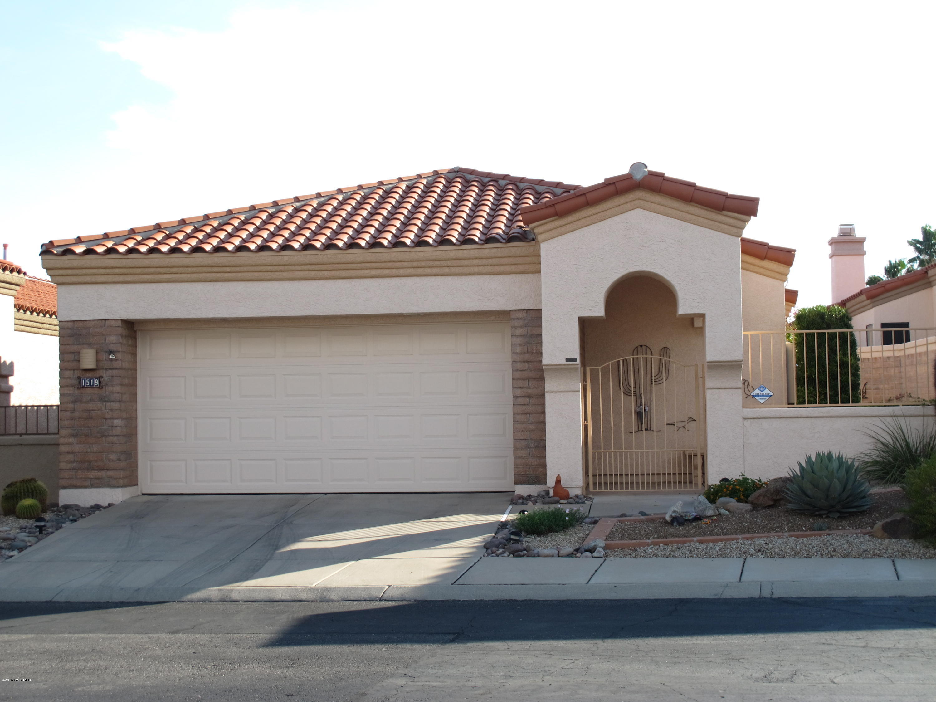 BEAUTIFUL FAMILY HOME WELL KEPT, IN ONE OF GREEN VALLEY MOST CHARMING AREAS, NEAR TO GOLF COURSES, BEAUTIFUL MOUNTAIN VIEWS AS YOU WALK AROUND THE NEIGHBORHOOD. 2 MASTER SUITES WITH THEIR BATHS AND LARGE CLOSETS. THE MASTER BATHROOM HAS A SAFE STEP TUB, THIS LOVELY HOME ALSO HAS A VERY ENJOYABLE BACK YARD WITH COVER PATIO FOR YOU TO ENJOY YOUR EVENING WINE!!