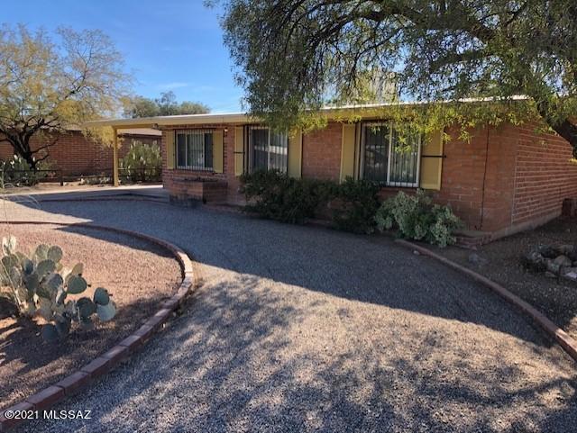 Range listing- Seller will accept or counter offers between $219,000 to $239,000.
Absolutely wonderful location. Close to everything- city park, grocery stores,
restarants, starbucks, ect. Updated kitchen,dual pane windows, security doors and windows, upgraded newer electrical
service to 200amp, newer A/C & new furnace(2019) and tankless hotwater heater! Needs
some updating and tender loving care to make this solid block home shine again. Huge
yard- So much potential and full length covered patio too.