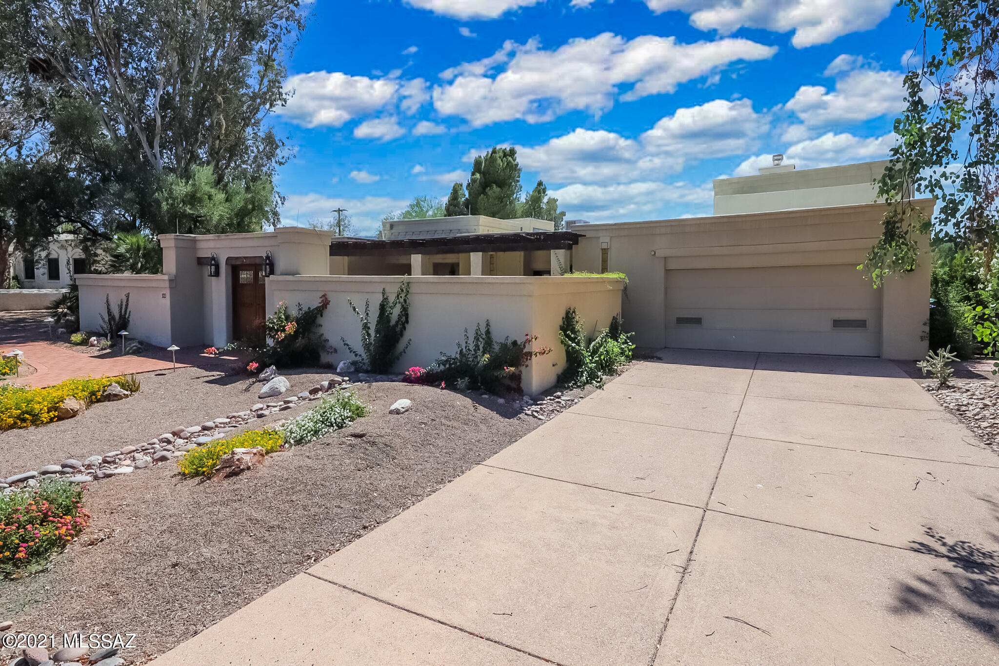 Beautiful home located in Tucson Country Club. Situated on a .41 acre lot, this 4 bedroom / 4 bathroom home offers an amazing split-bedroom floor plan with two separate master suites and private patio. The Guest quarters, which could be perfect for a home office, has a separate entrance and comes equipped with a bathroom, built-in shelving, fireplace and loft.