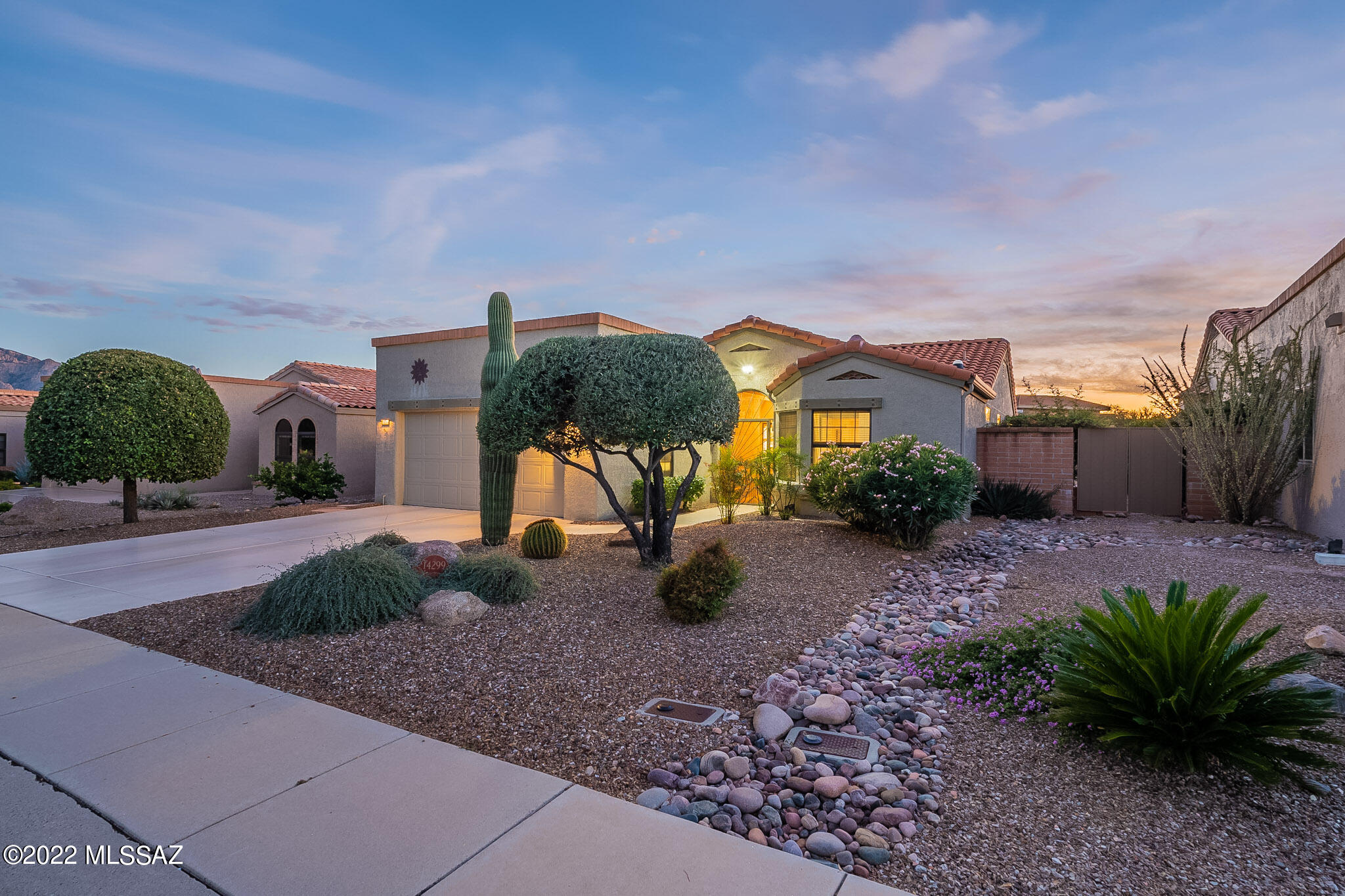 Welcome home! This Deerfield  Model-1464  sq ft. features 2 bedrooms, 2 baths  and office/craft  room. The home  is
situated on the 18th hole of The  Views  Golf Course. Enjoy the beautifully  landscaped  backyard on the extended
patio watching the sunrise and the  amazing AZ sunsets. The kitchen is light  and bright  with  plenty of counter space  for the cook in the house. The great  room has a gas fireplace  to enjoy the cool  winter evenings. The Owner's Suite  has bay window and newly  remodeled  bathroom with walk in shower,  double  vanity  and quartz  counters with ample  closet space. This split bedroom plan  makes it perfect for a guest. The home is  walking distance to the Activity center!   This home has been meticulously maintained! HVAC 2021, Roof 2018. Call today!