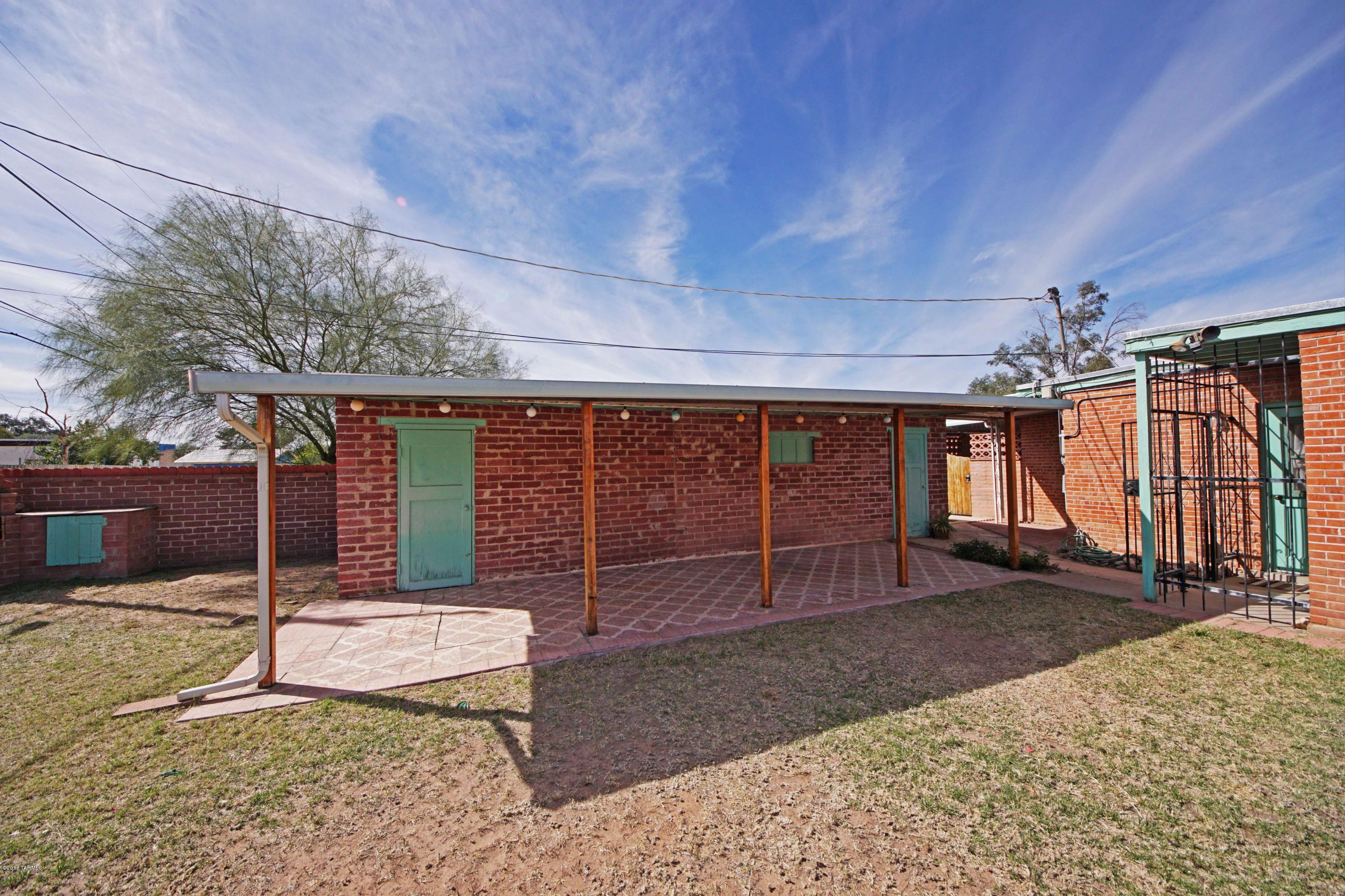 Country Club Manor - Residential