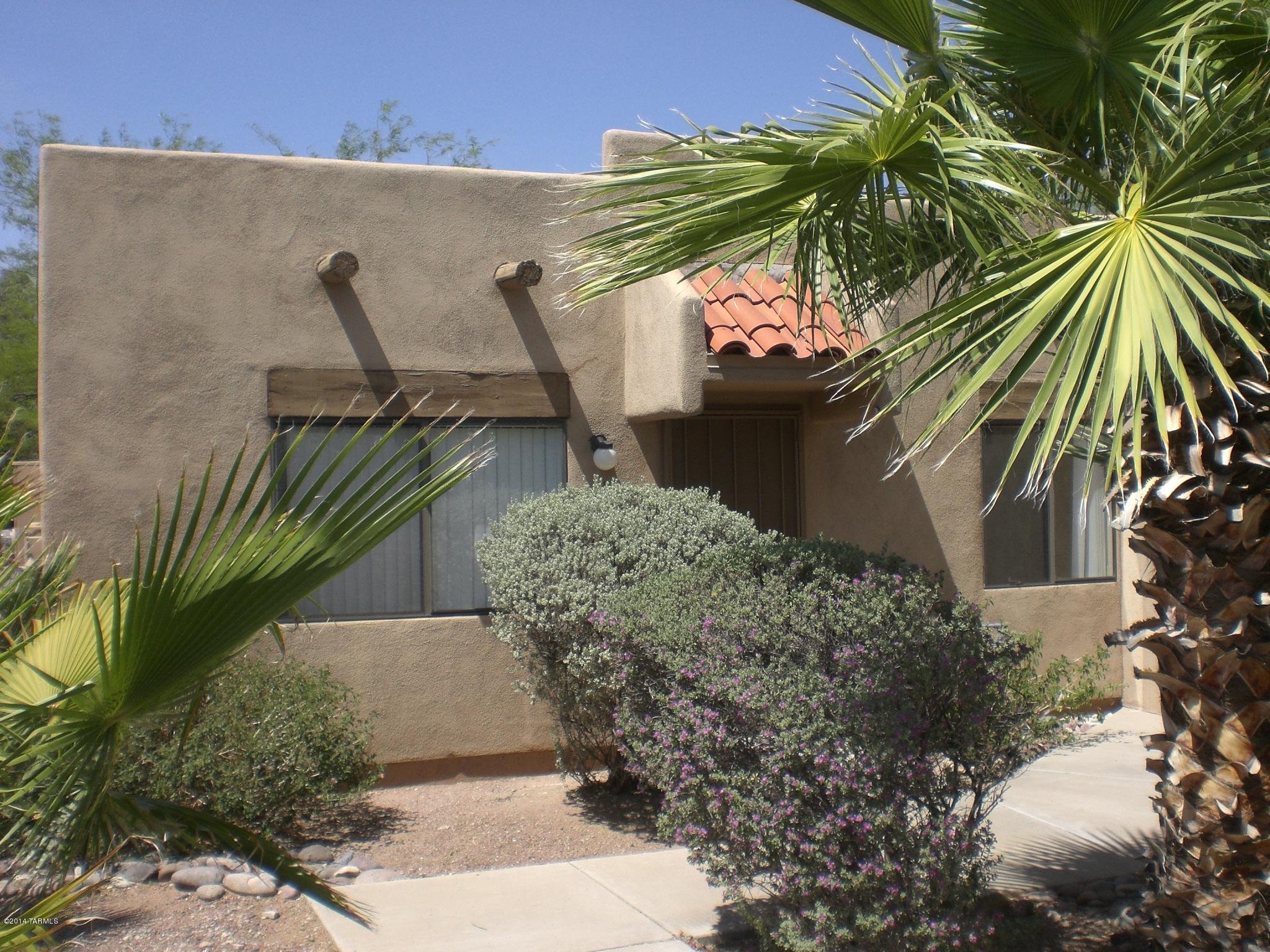 Fantastic Santa Fe townhome.  This home is 2 bedrooms,  2 baths, AC, Fireplace, Washer/Dryer, Storage and a nice fenced yard.  Close to shopping, entertainment and restaurants. Call today!