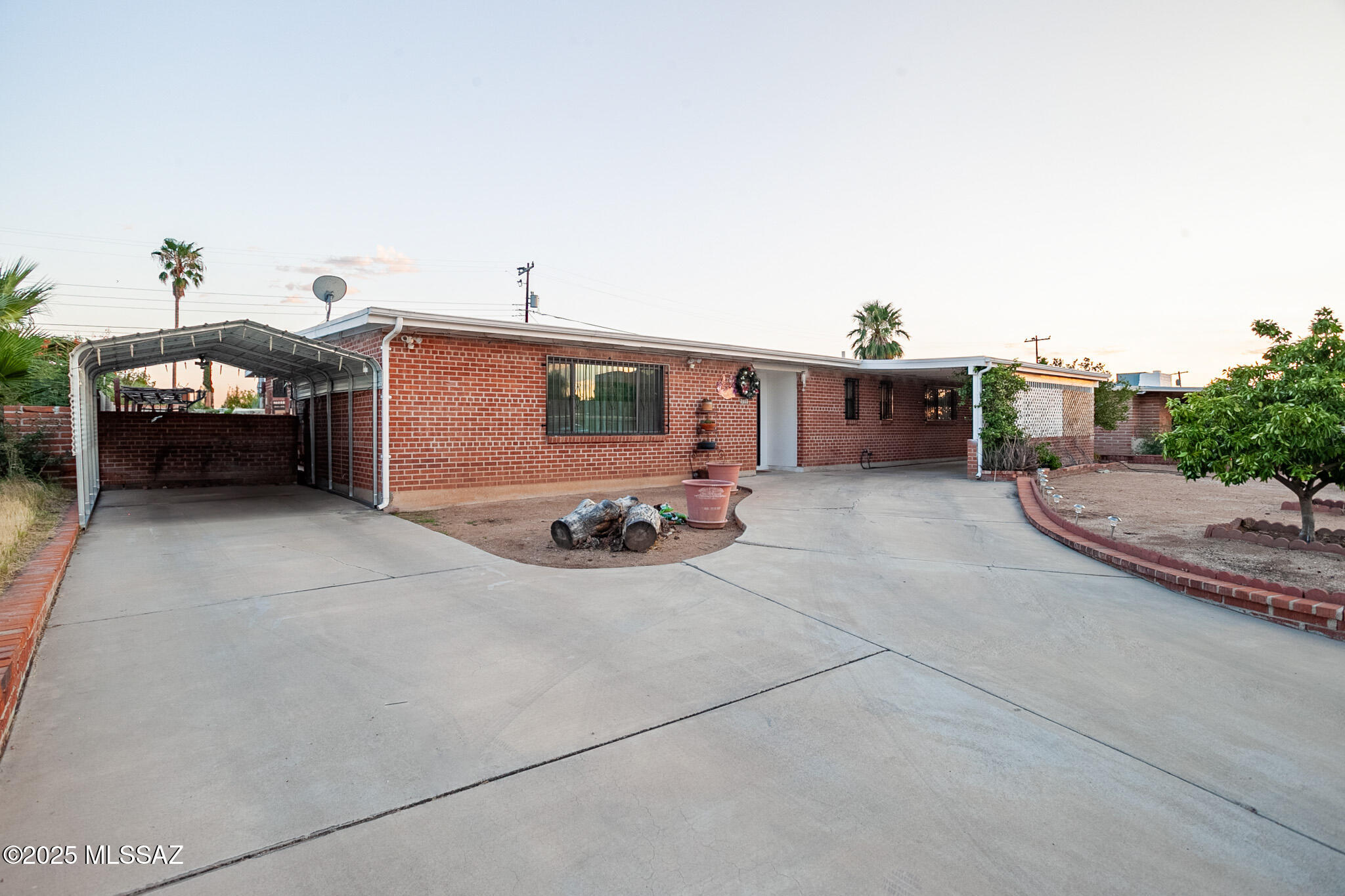 Time for offer!!! A Charming brick home located in the heart of East Tucson, Arizona. This residence offer a perfect blend of comfort and convenience with its well-designed layout and modern amenities. Featuring 3 bedrooms, 2 bathrooms and a versatile den, the home boasts a spacious living area. 
Enjoy the additional space provided by the Arizona room, perfect for relaxation or hobbies. The master bedroom includes extra storage and a convenient door that opens to the backyard.