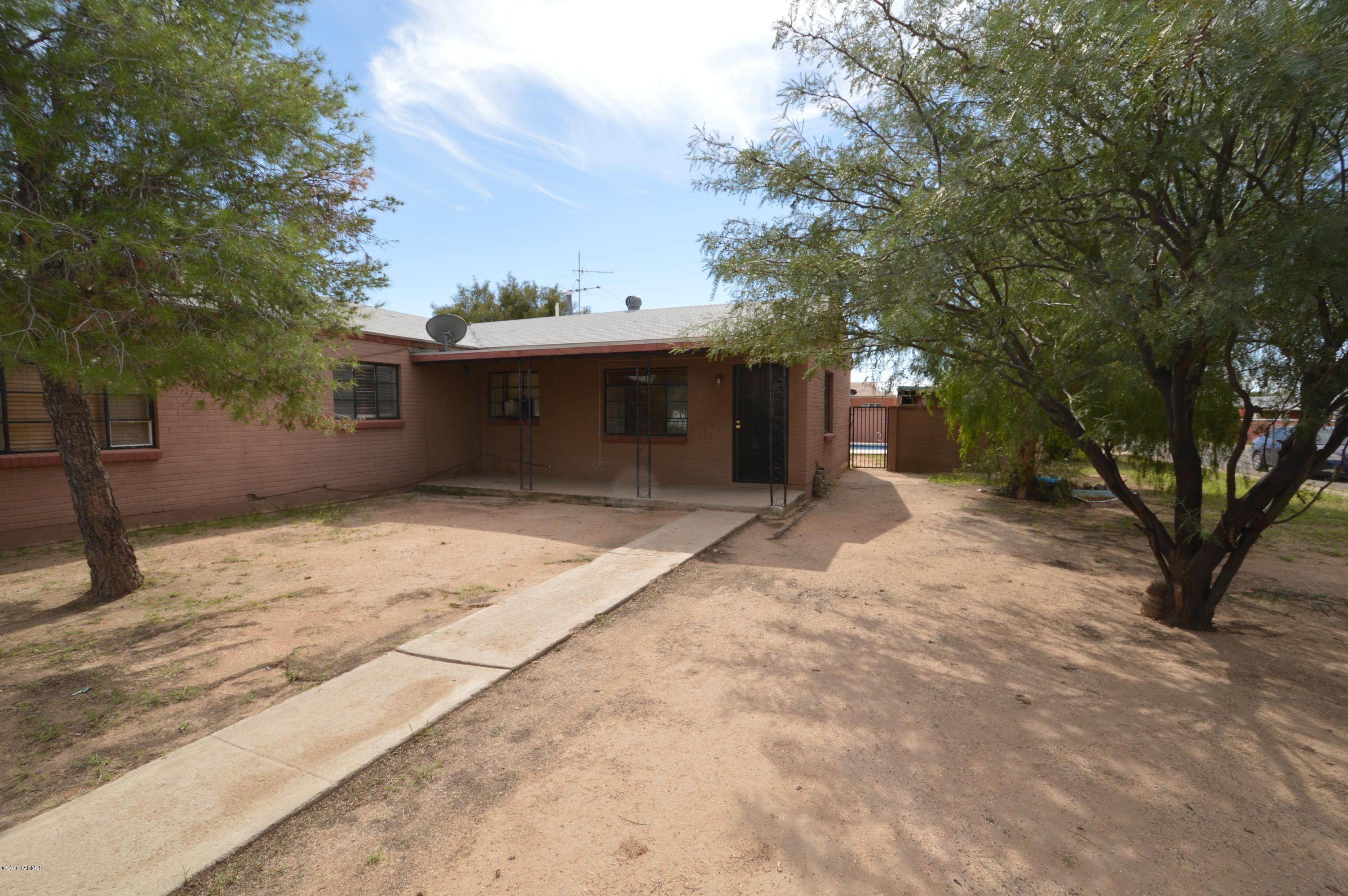 Roomy 3 bedroom duplex! Large fenced with pool! Central location with great access to transportation, schools and shopping. Approved pets with deposit! Call today, dont miss out on this one!