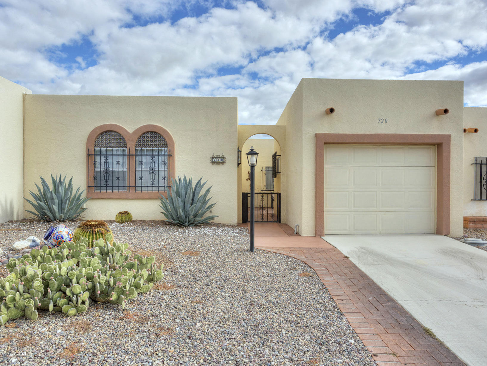 Fully furnished and tastefully decorated Granada model is located in the heart of Continental Vistas. Enjoy the Santa Rita views from the front yard, and the Tucson Mountains views beyond the desert arroyo-scape while sitting in the back patio. Relax in the cozy Arizona room, perfect for reading your favorite books. A lovingly cared for home with every amenity in place just waiting for you as a seasonal or year round home. Shopping, pharmacies, and restaurants are less than a mile away. Green Valley Recreation Pool is in the neighborhood, along with GVR major West Center with Auditorium, Pool, Tennis, Woodworking, Pool, and Lapidary/Jewelry shop.