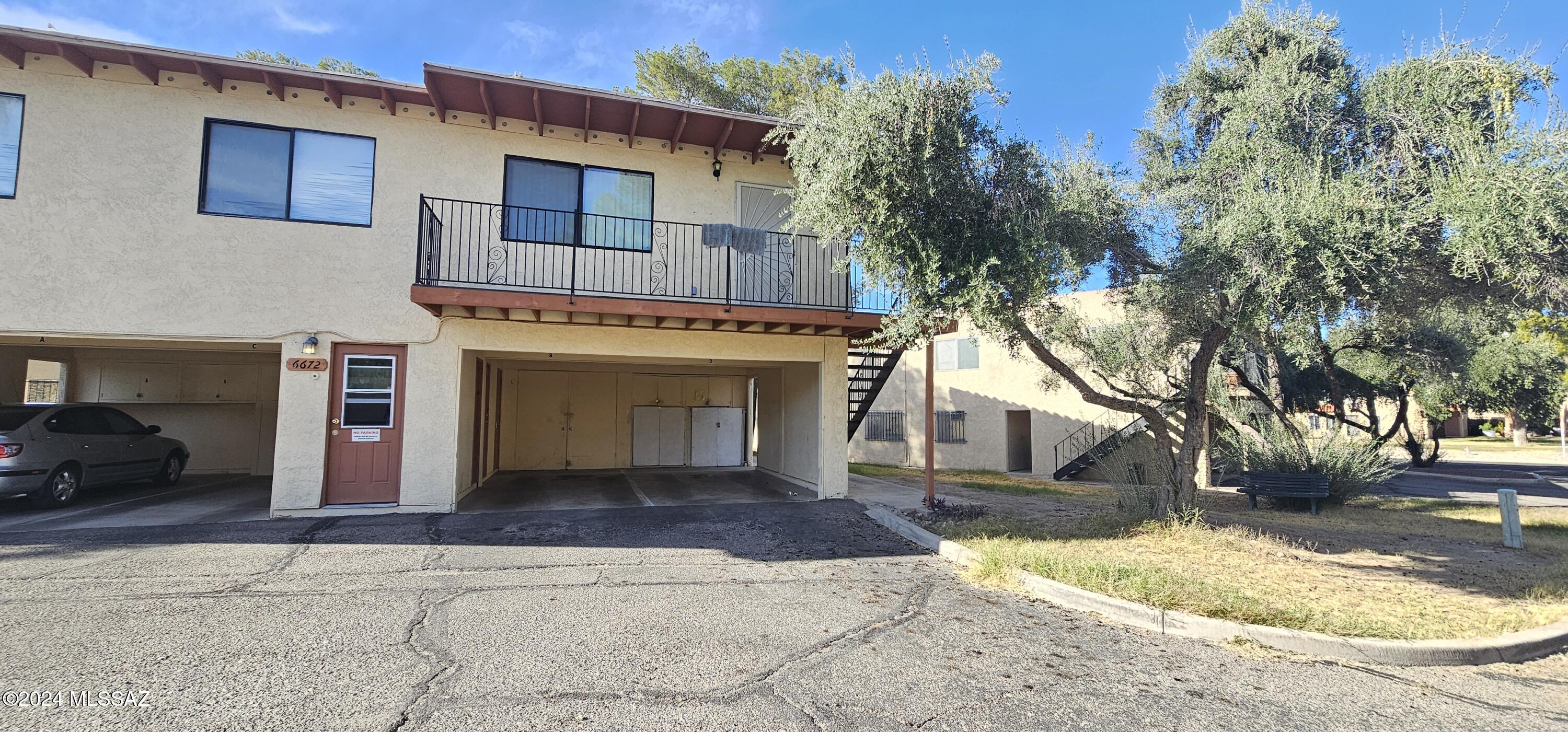 Townhome in beautiful community located in the heart of Tanque Verde central & restaurant row.