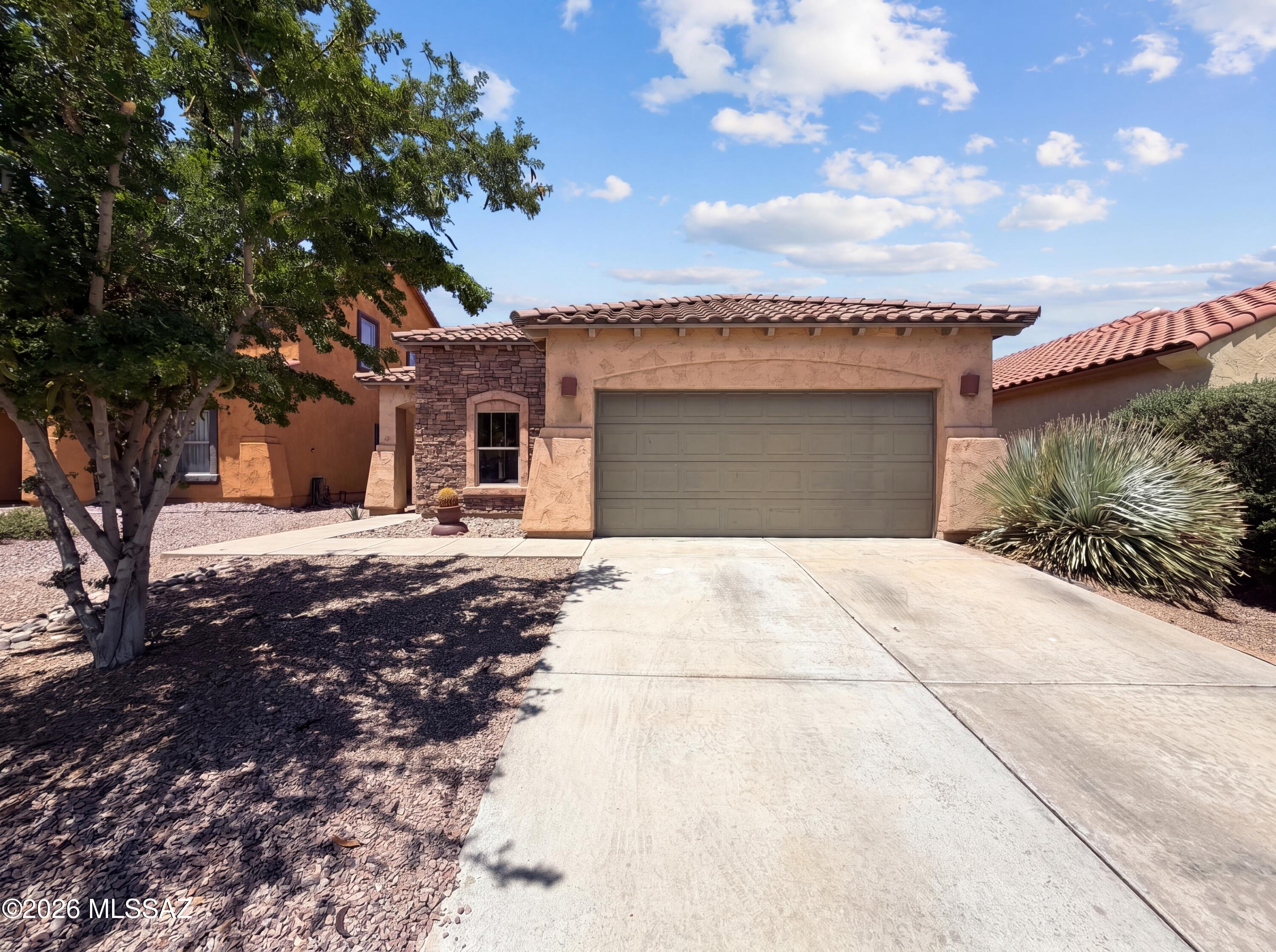 Step into 880 W Calle Valenciana, featuring fresh interior paint throughout as a recent update. The kitchen showcases an accent backsplash, stainless steel appliances, and a practical kitchen island. An inviting covered patio enhances the exterior, connecting to a fully fenced in backyard. Updated style and outdoor comfort create an exceptional residence.. Included 100-Day Home Warranty with buyer activation