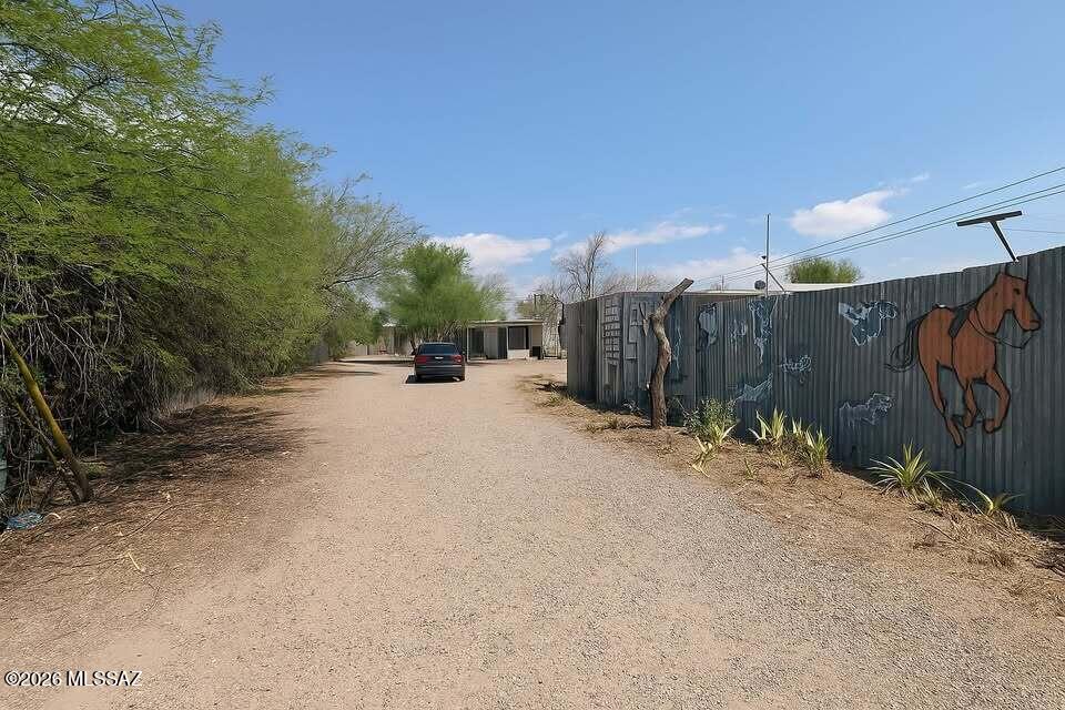 Nice tucked away private lot with legal easement allowing access.  Electric, gas, water and sewer utilities included. Near N Stone Ave and W Glenn St. 5-minute drive to I-10.