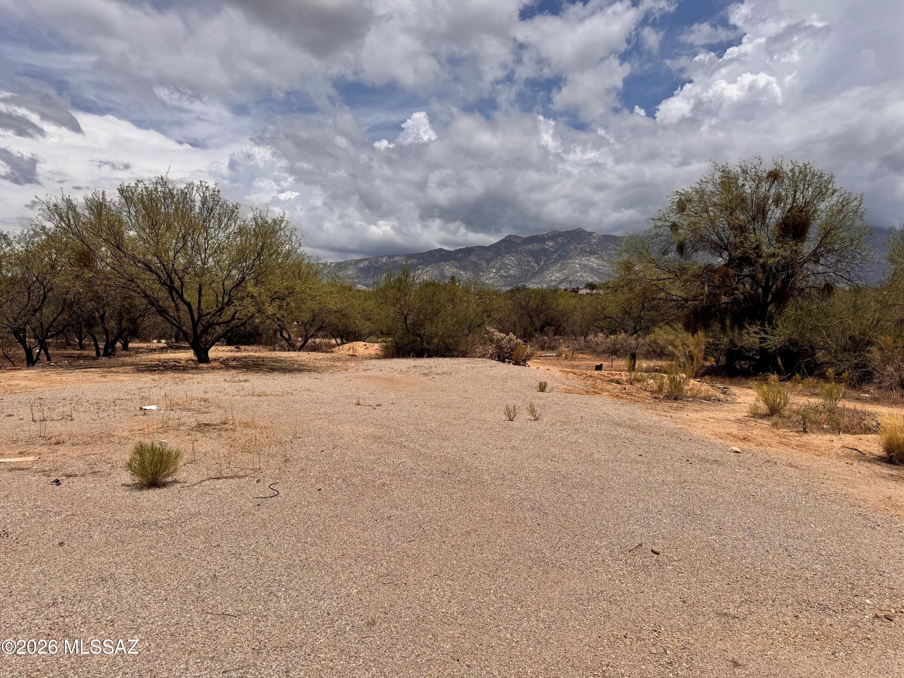 A Great end of the road Acre Lot with Catalina Mtn views. Move in ready with Electric, Water, Septic System in place. Close to Oracle Rd with easy on and off access, making that run to the store or to other amenities easier. Don't miss out, good lots are hard to find.