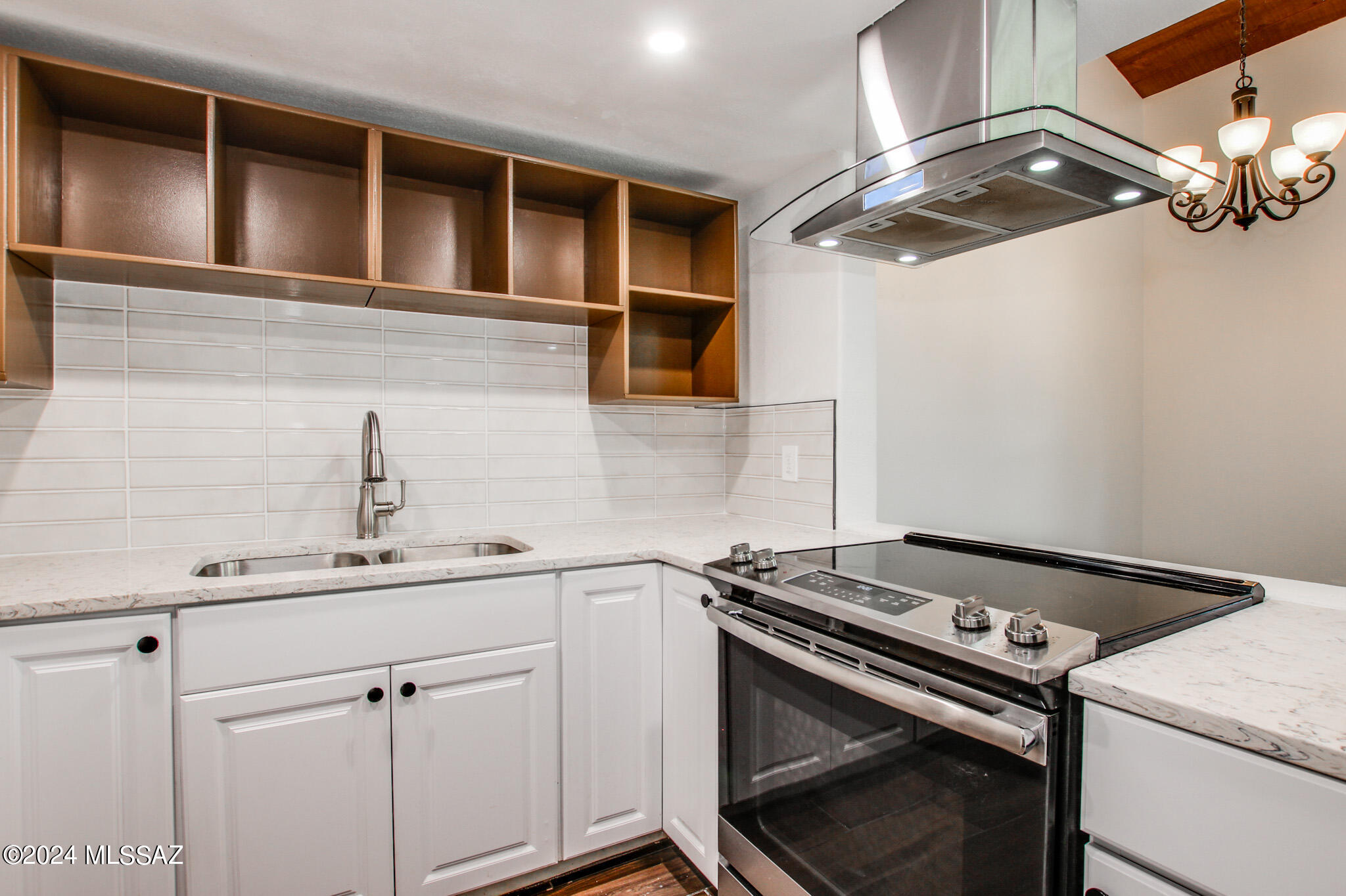 Now available!    Townhome in beautiful Ventana De Sabino neighborhood in Northeast Tucson.  Beautiful upgrades include Quartz counter tops,  modern tile shower surrounds, fresh interior paint, plush carpet and more. A must see!