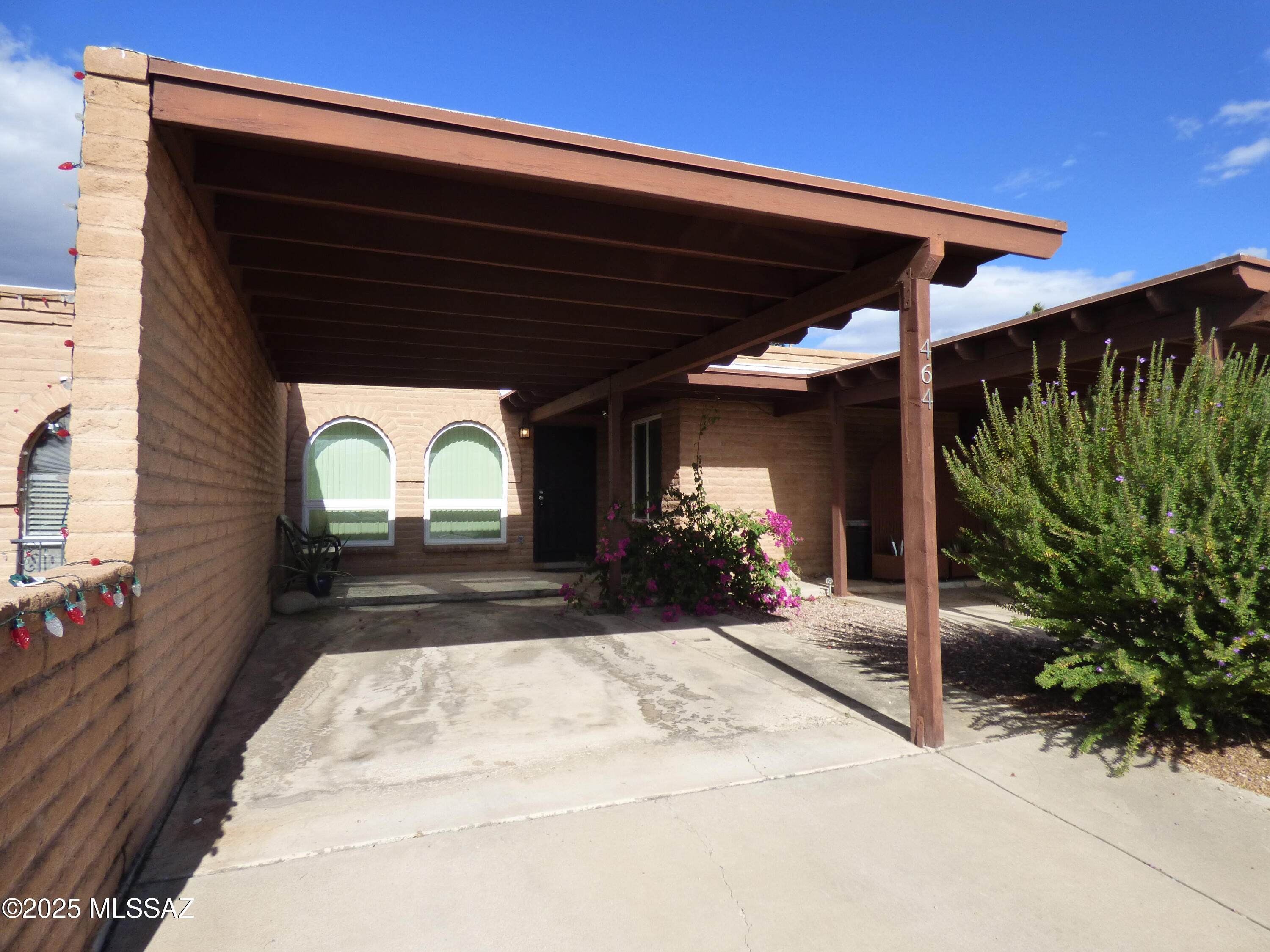 This NW 2BD/2BA townhouse has been freshly updated with new carpeted bedrooms, light fixtures, ceramic tile, cabinets and Corian counters.
Has large bedrooms w/large master shower, large closets, inside laundry with washer/dryer, very spacious throughout and plenty of parking w/two carports.
Enjoy the private backyard/patio area
with access from the living area or off the master!
This very quiet community has pool and spa, is close to everything off Oracle and is ready for you to call it your new home today!