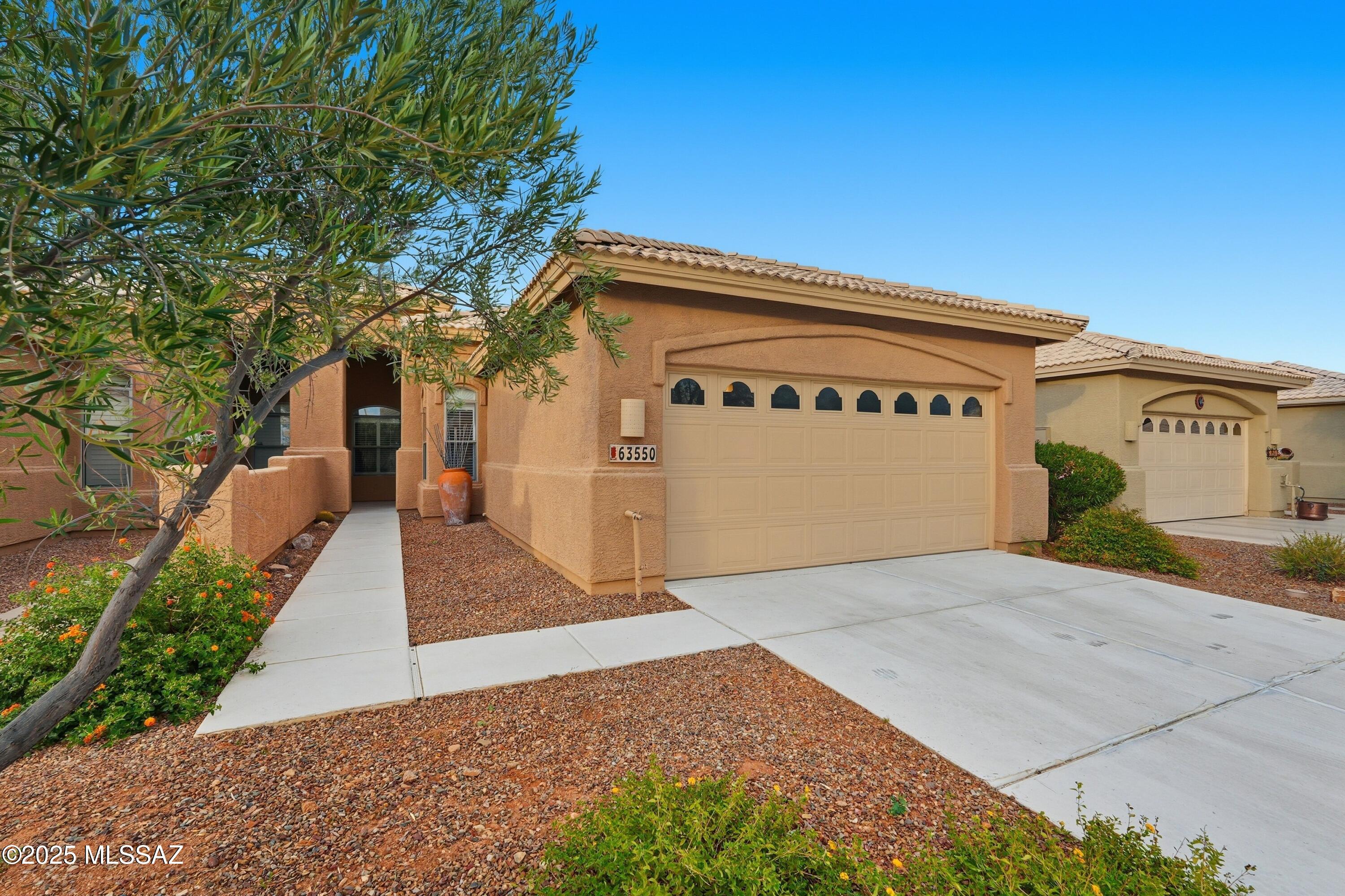 Beautiful 2BD/2BA with a den Naples Villa located on the 7th green of the Mountain View Golf course in Saddlebrooke. Spend your mornings and evenings sitting in the screened-in patio overlooking the course and wildlife. The kitchen has been upgraded with granite countertops, stainless steel appliances, and soft-closing drawers and cabinets. HOA covers outside paint (recently painted in 2021), roof, and landscaping. Enjoy all the amenities of the Saddlebrooke lifestyle..  Seller is an Az Licenced Realtor.
