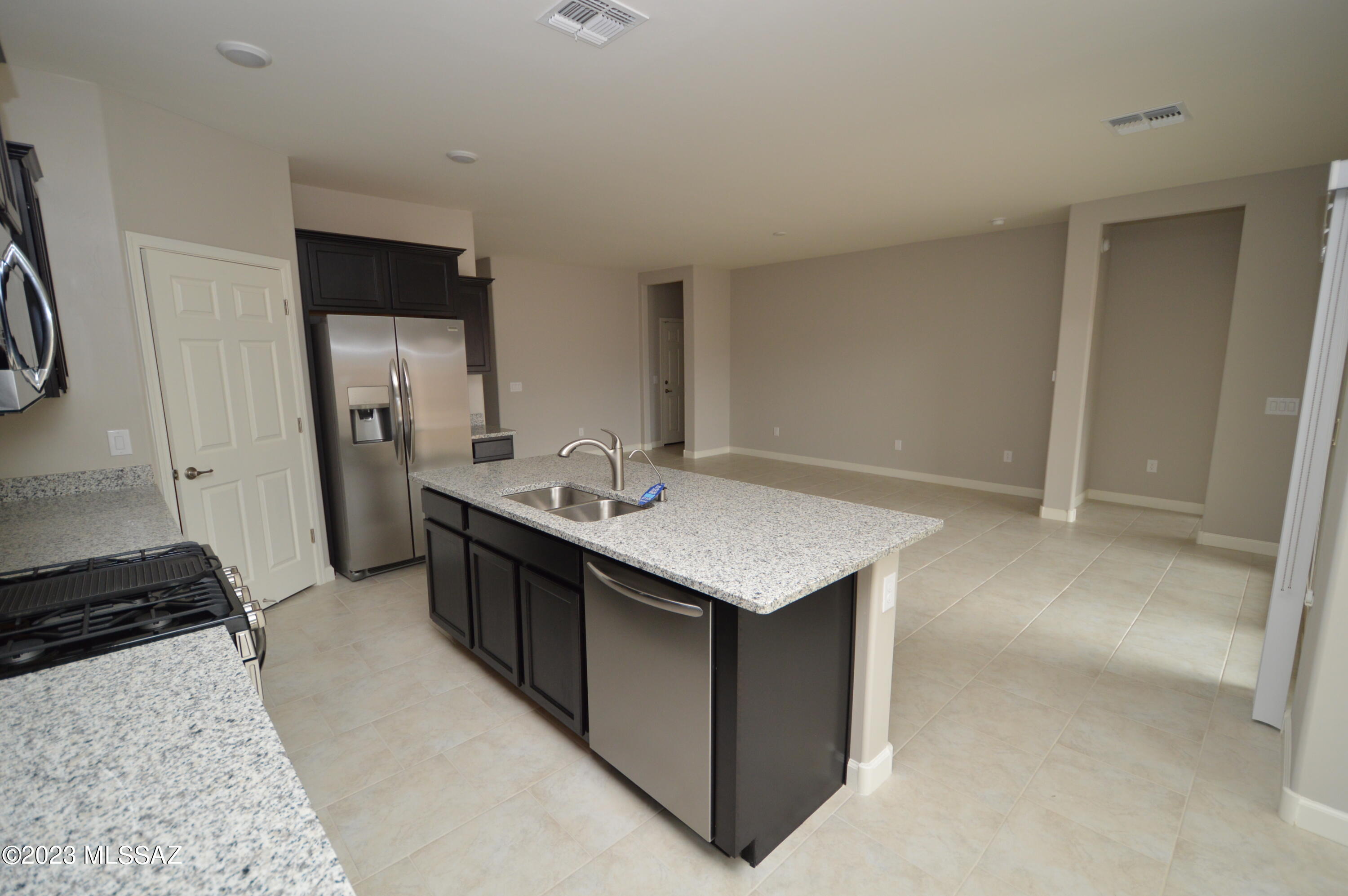 Vista Del Lago Norte SQ20140780198 - Residential Lease