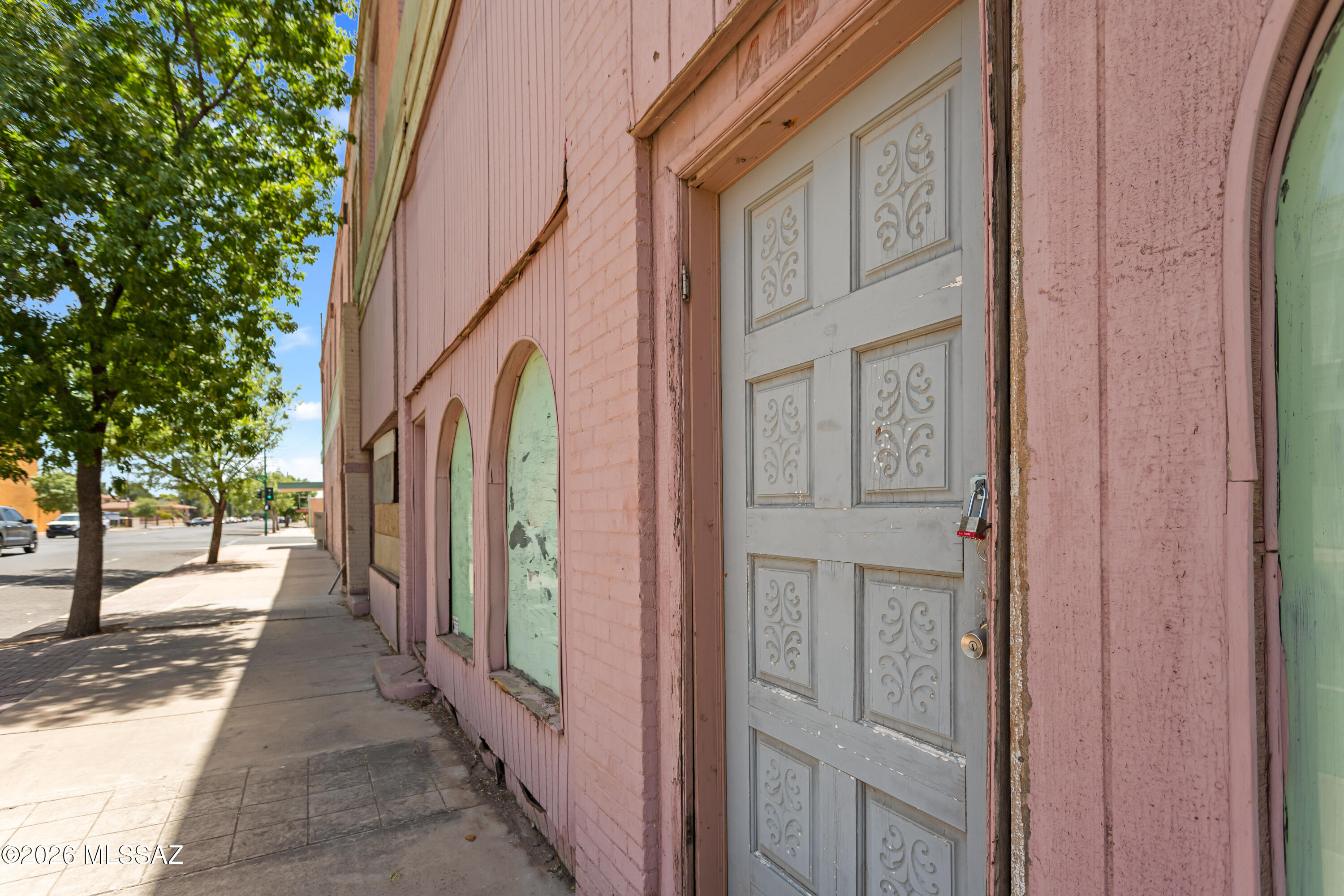 Main image without alt text