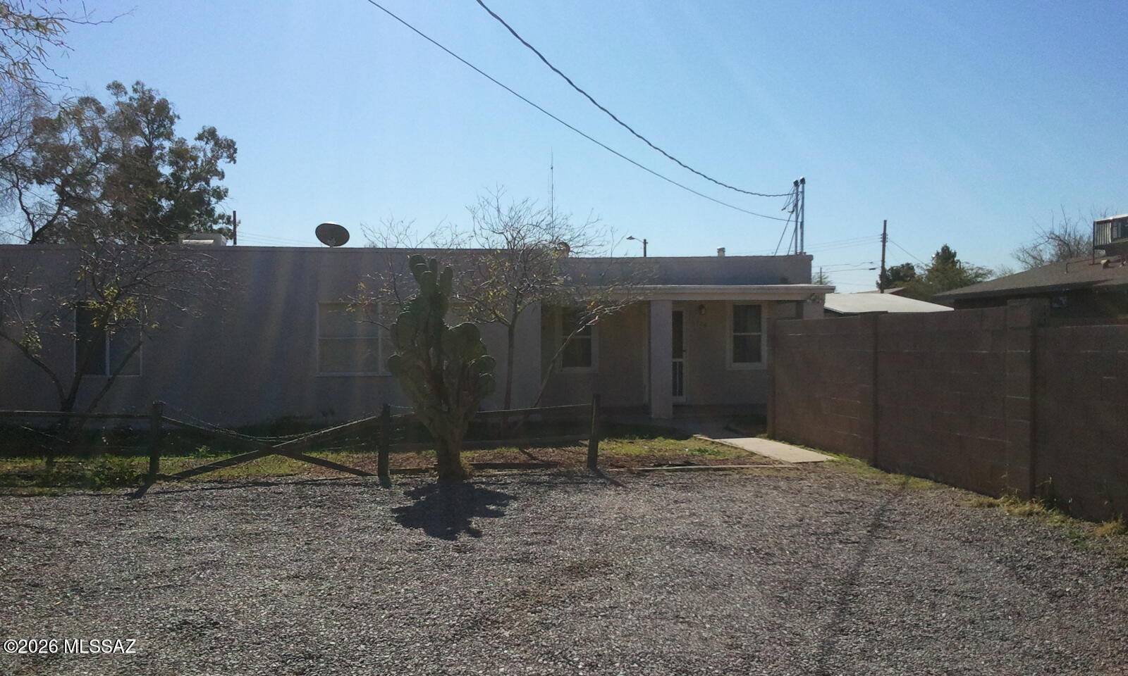 This charming 1-bedroom, 1-bath duplex is located in Central Tucson and is conveniently close to everything. It features a nice, open floor plan with an eat-in kitchen, new carpet and neutral paint scheme, an enclosed backyard for added privacy. The bedroom has plush carpet while the rest of the home has easy-care tile flooring. There is plenty of parking available, and the main entrance to the property is gated for security.
+ EVAPOR ATIVE COOLING. Please do not disturb the tenant in the other unit.