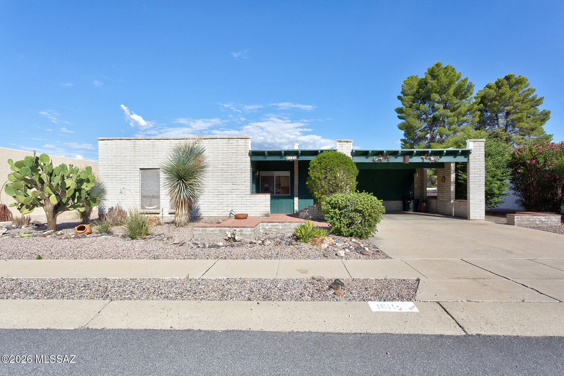 Room to Roam in this one with a huge Arizona room. Large yard, wide streets, well maintained and just waiting for you. Low HOA and a short walk to the pool. Don't let this one get away.
