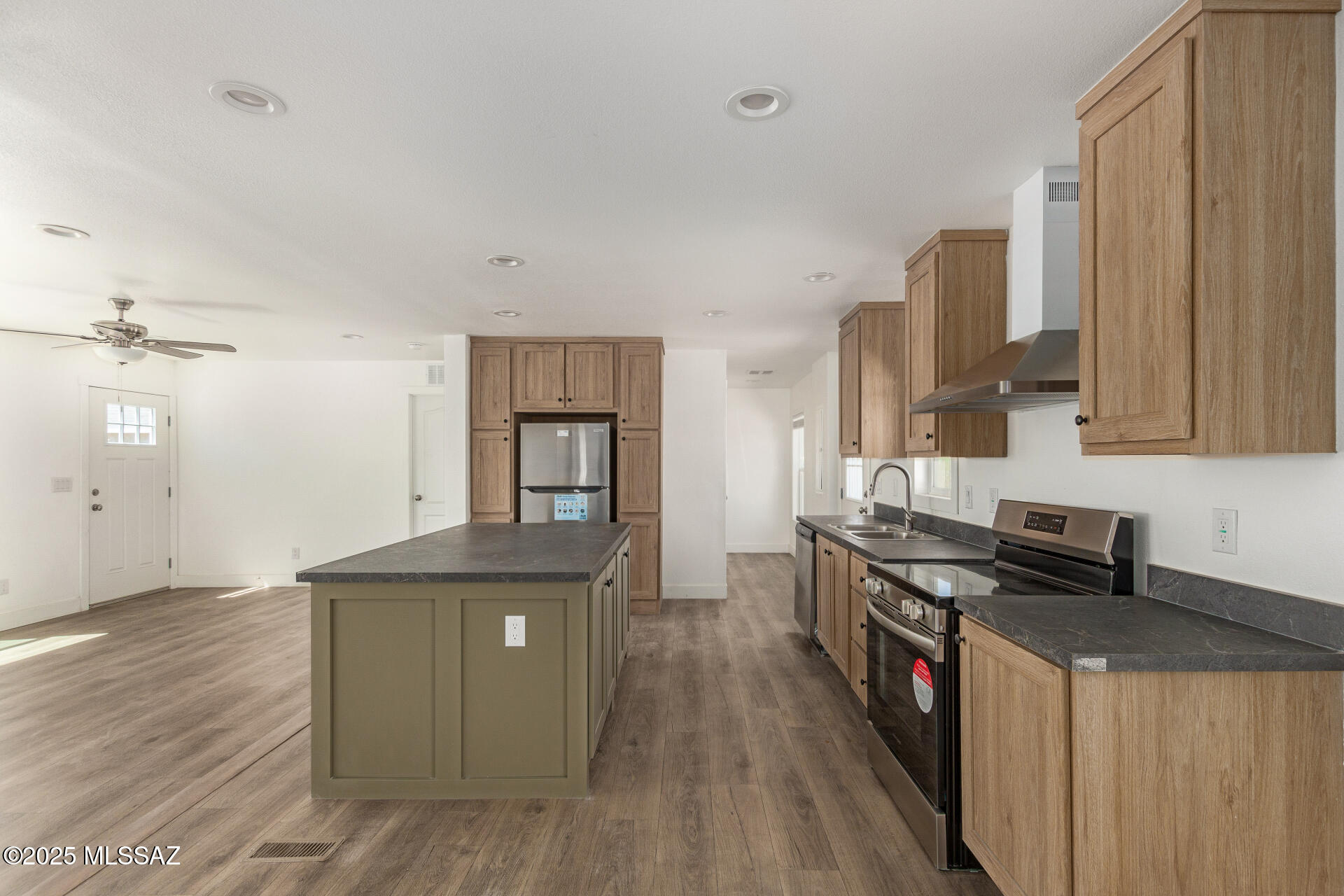 SPECIAL FINANCING AVAILABLE IF BUYER QUALIFIES WITH BUILDER 4.99%  Seize the opportunity to own this BRAND NEW/Never before lived in manufactured home built in 2024, with tape and textured walls, 4'' baseboards and wood like blinds throughout. You are welcomed by a light and bright open layout with a soothing palette. The well-appointed kitchen is equipped with an abundance of cabinetry with crown moulding, recessed lighting, brand-new SS appliances, and an island with a breakfast bar for quick meals that easily seats four. The main bedroom showcases an ensuite with double sinks and a practical walk-in closet for an organized wardrobe. Outside, the backyard provides ample space for crafting your dream outdoor oasis or parking your toys. Look in documents for more home info. Don't miss it