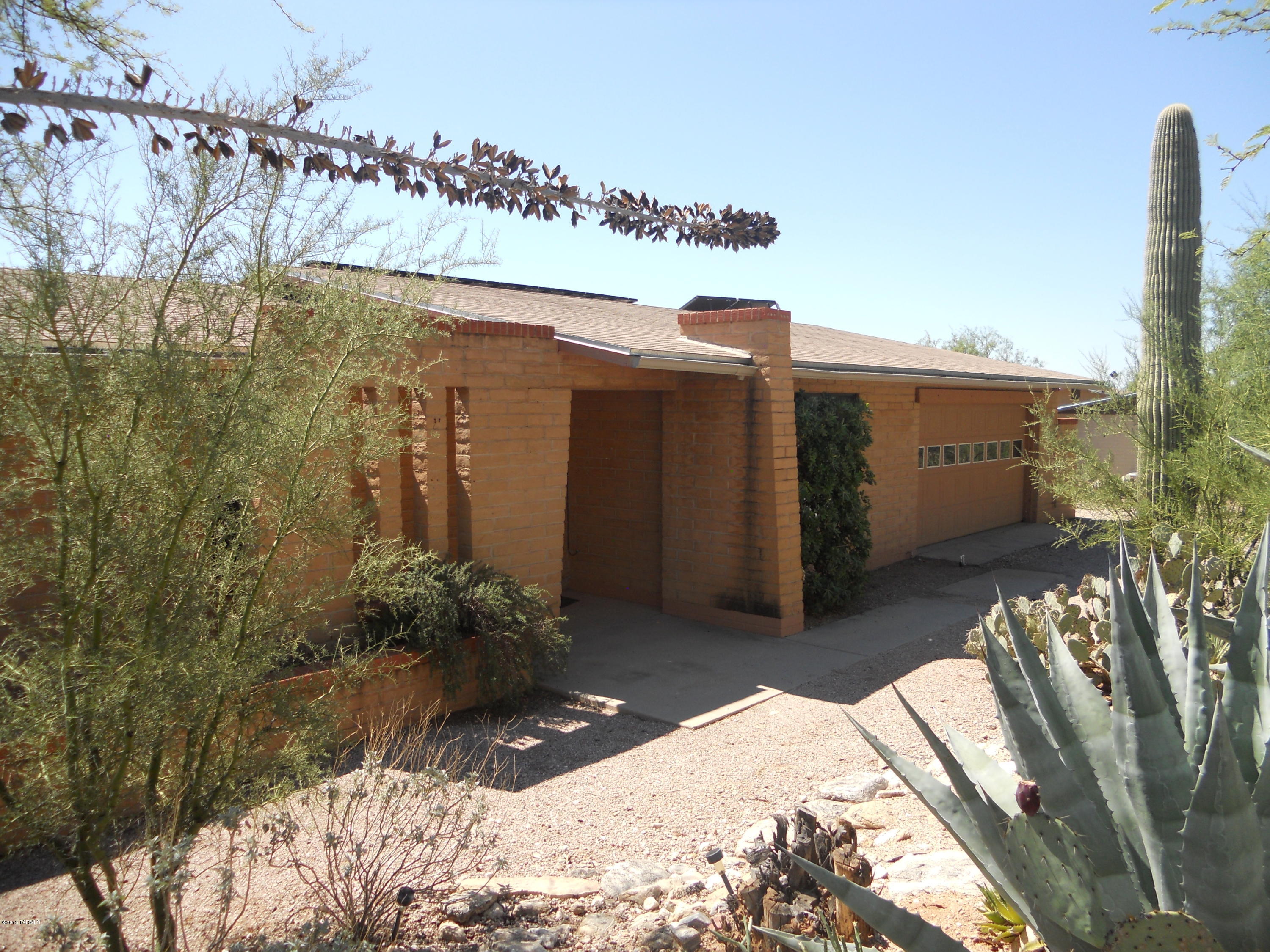 Desirable Foothills Clusters home!  Ideally situated on a spacious .40 acre lot on a quiet cul-de-sac.  Interior offers large living space including an open kitchen with built in hutch, family room plus a spacious den/4th bedroom.  Exterior includes mature plantings and private back yard.  Solar power and solar hot water keeps electric bills in the $150/month range.  Has both evap and AC.