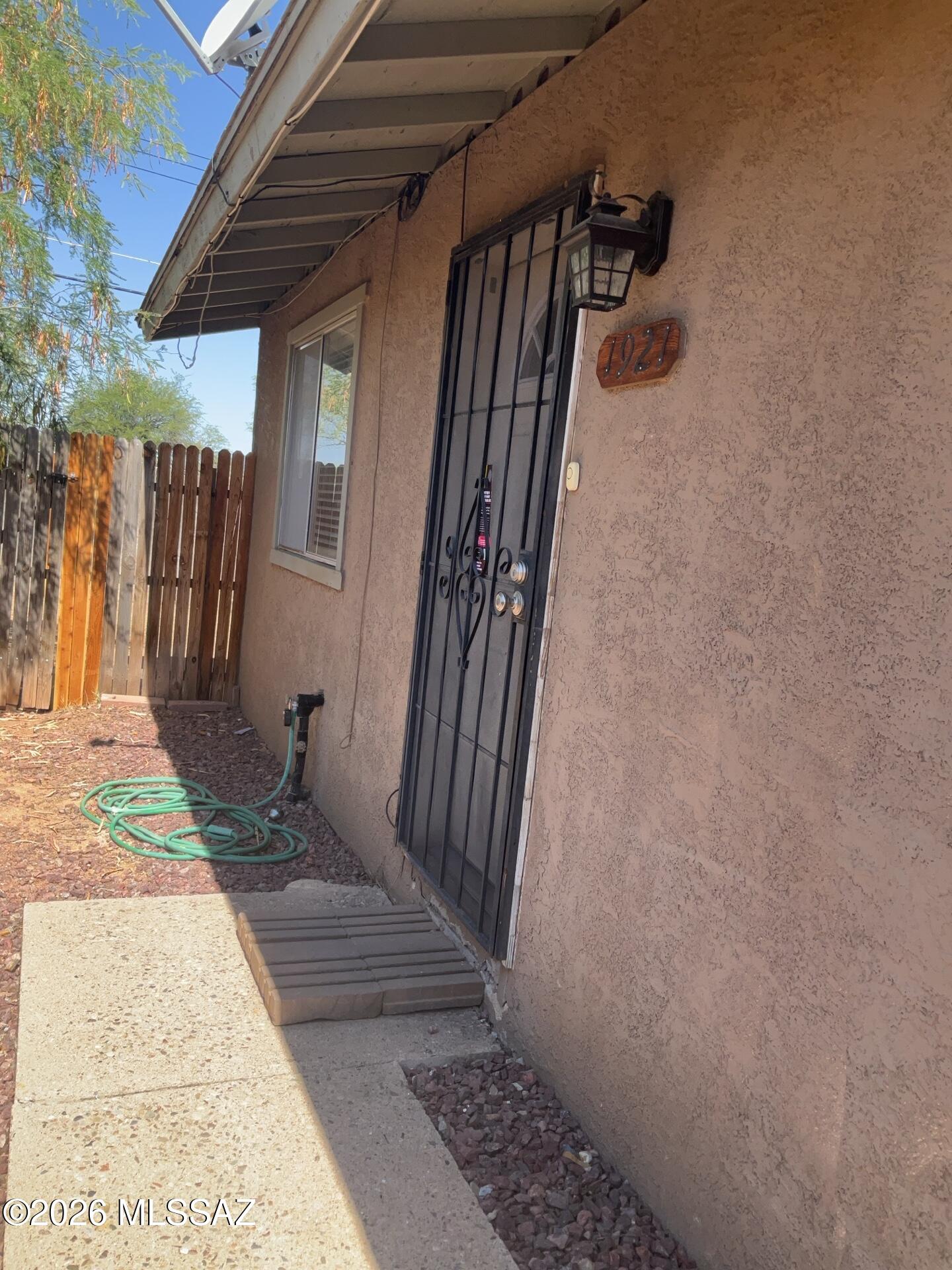 Right in the middle of everything is this 2bd/1ba condo. Its 816 sq ft and sits on a large lot. Family room has fireplace. Has fenced in back yard. There is also access to shared laundry room.