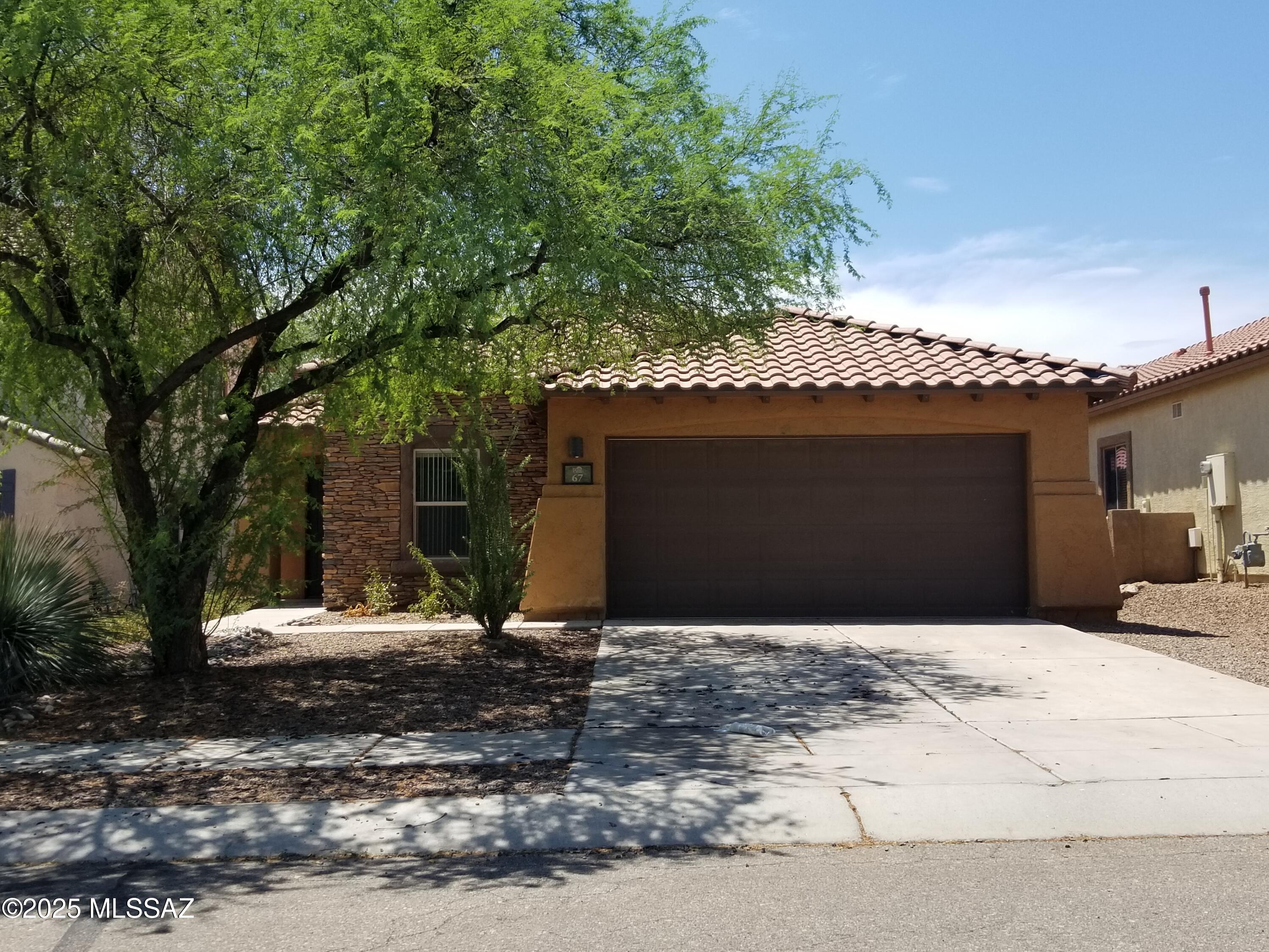 Lovely newer home in Rancho Sahuarita! Tons of space, many upgrades, close to recreational facilities!