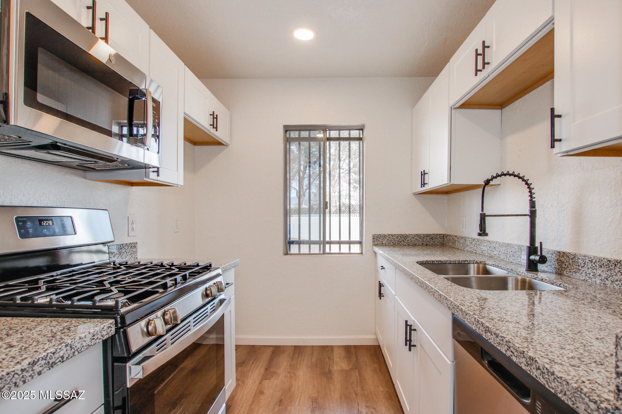 Now available! Move in ready contemporary style condo featuring 2 bedrooms and 2 bathrooms.  Refreshed with new carpet, paint, stainless steel appliances, Luxury plank flooring, Granite counter tops, crisp  white counter tops and more. Enjoy the covered patio and gorgeous mountain views. Abundant amenities available through the resort style community .  End unit for added privacy.  Association Covers:  Common Area & Landscaping, Exterior Maintenance, Master Insurance, Private Streets, Termite Service, Pool, Jacuzzi, Tot lot, Pest Control, Water, Sewer and Trash.  One Year Rental Minimum.  A must see!