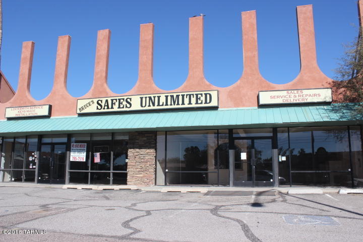 Free standing retail approx 6030 sf building with large show room windows, in the main Broadway corridor. Great visibility and high traffic. Near U of A. Space is currently partitioned - east side has free standing display areas, storage and work space in the rear. West side has slat display walls, storage and work space in rear. Property is As Is and tenant can remodel at will.