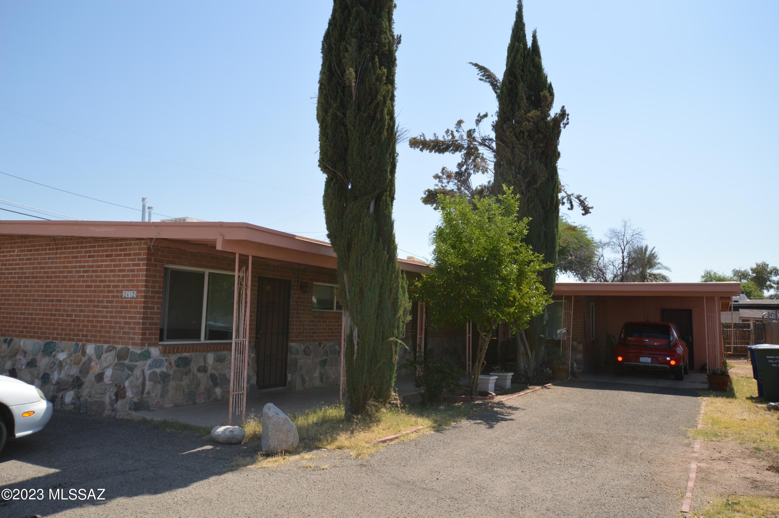 Absolutely adorable 1BR home! Centrally located close to shopping and transportation! Spacious living area overlooked by economical kitchen with full sized refrigerator and stove! Private and cozy bedroom with large walk-in closet! Don't miss out on this wonderful deal! CALL TODAY!