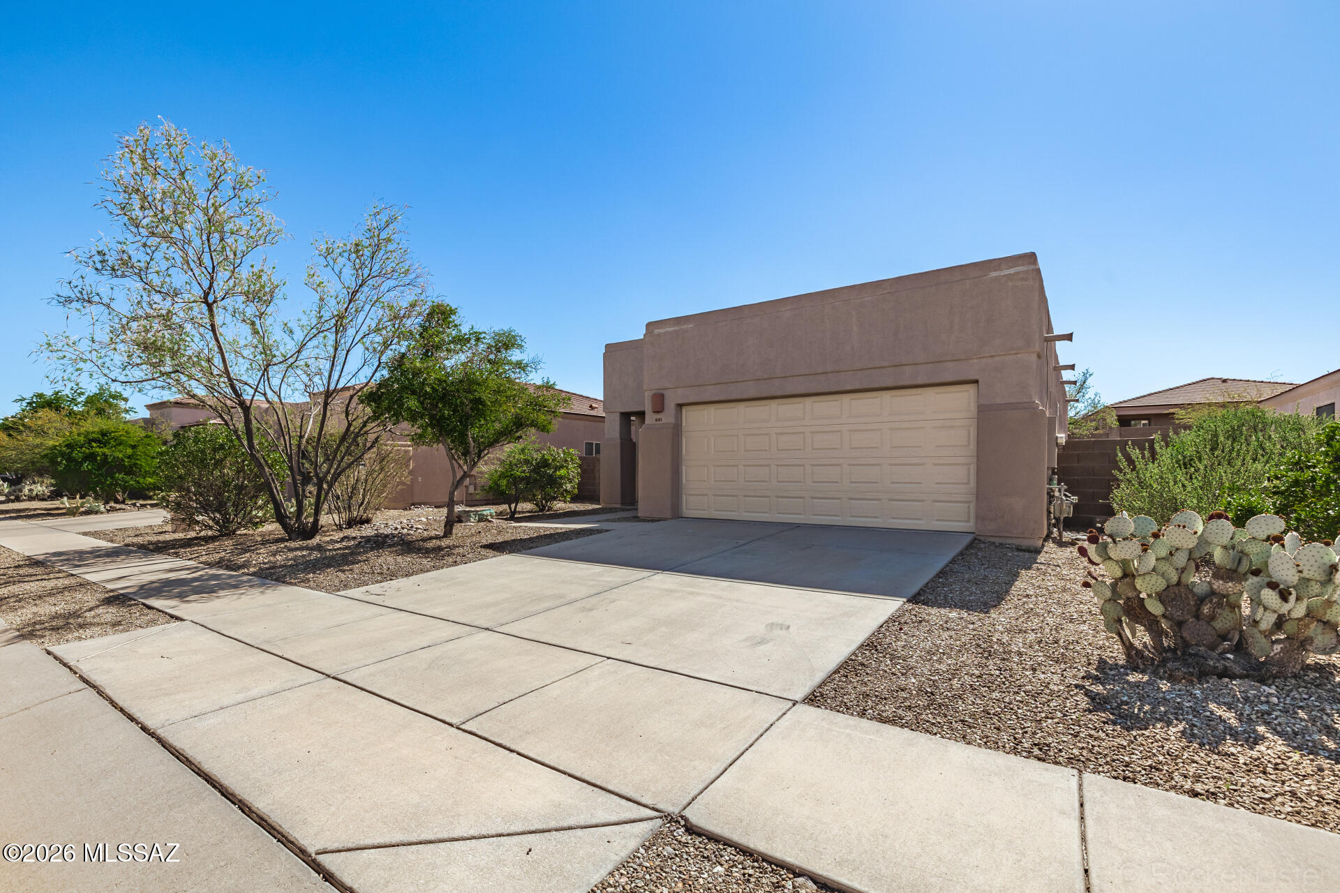Range Priced from $295k to $310k. Sweetwater Reserve! Tidy 2Bed/2Bath-Newer HVAC, Hot Water Heater, New Paint, Flooring, Appliances, Termite Warranty, Newer Garage Door, and MOVE-IN READY! Inside, you'll find bright and spacious living areas with wood-look flooring, tile in all the right places, soaring ceilings promoting a feeling of openness, recessed lighting, a built-in entertainment niche, and neutral colors. The kitchen is equipped with oak cabinetry, tiled countertops, and built-in appliances for a seamless cooking experience. Enjoy a good night's rest in the main retreat, offering a practical walk-in closet and a private bathroom. The backyard boasts a cozy covered patio where you can relax with a refreshing drink.Community pool & park is nearby. Gated community.  This area is near hiking and biking trails.  Close access to free-way, restaurants, shopping, Downtown , schools, University and hospitals. 
Outside of the home should be professionally painted by a professional and approved by HOA by beginning of April.