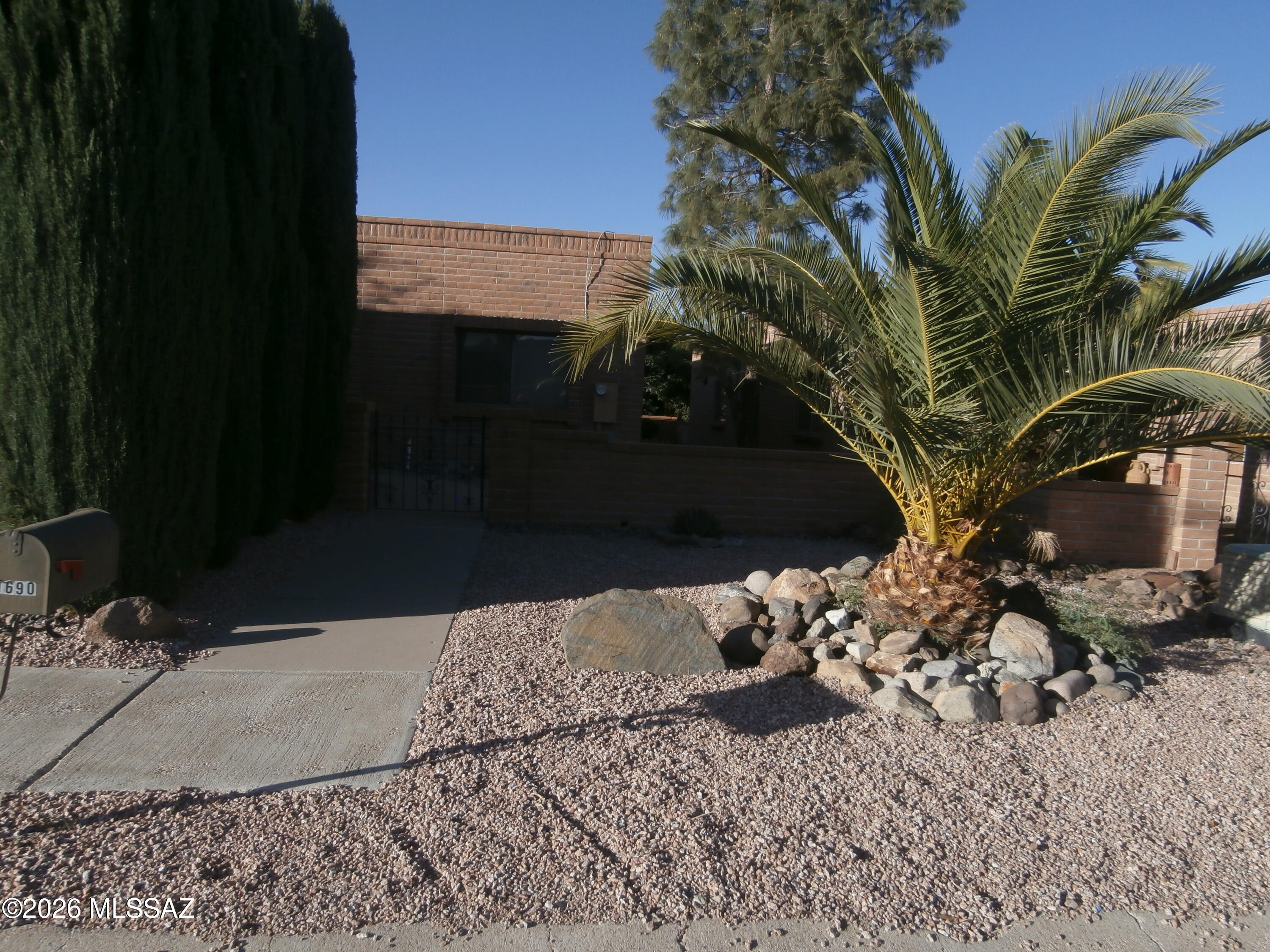 1690 W Retorno De Manana Desert Hill 5.  This is an unfurnished 2 bedroom, plus a den free-standing home with carpet in all rooms except kitchen and baths.  Entertain in the large living room with wet bar behind louver doors and new blinds at slider going to large covered enclosed back patio.  There is a large dining area open to the living room.  You will enjoy the well designed,cozy, eat-in kitchen with all new cabinets and counter tops. Master bedroom has large walk-in closet, on suite with new double vanity and walk in shower. Master has slider going to back paito. Hall bath has new vanity and tub and shower combo. New light fixtures throught out home. Home is close to GV Recreation centers. Golf courses new by.
Lease reflects a one new lease.  55+