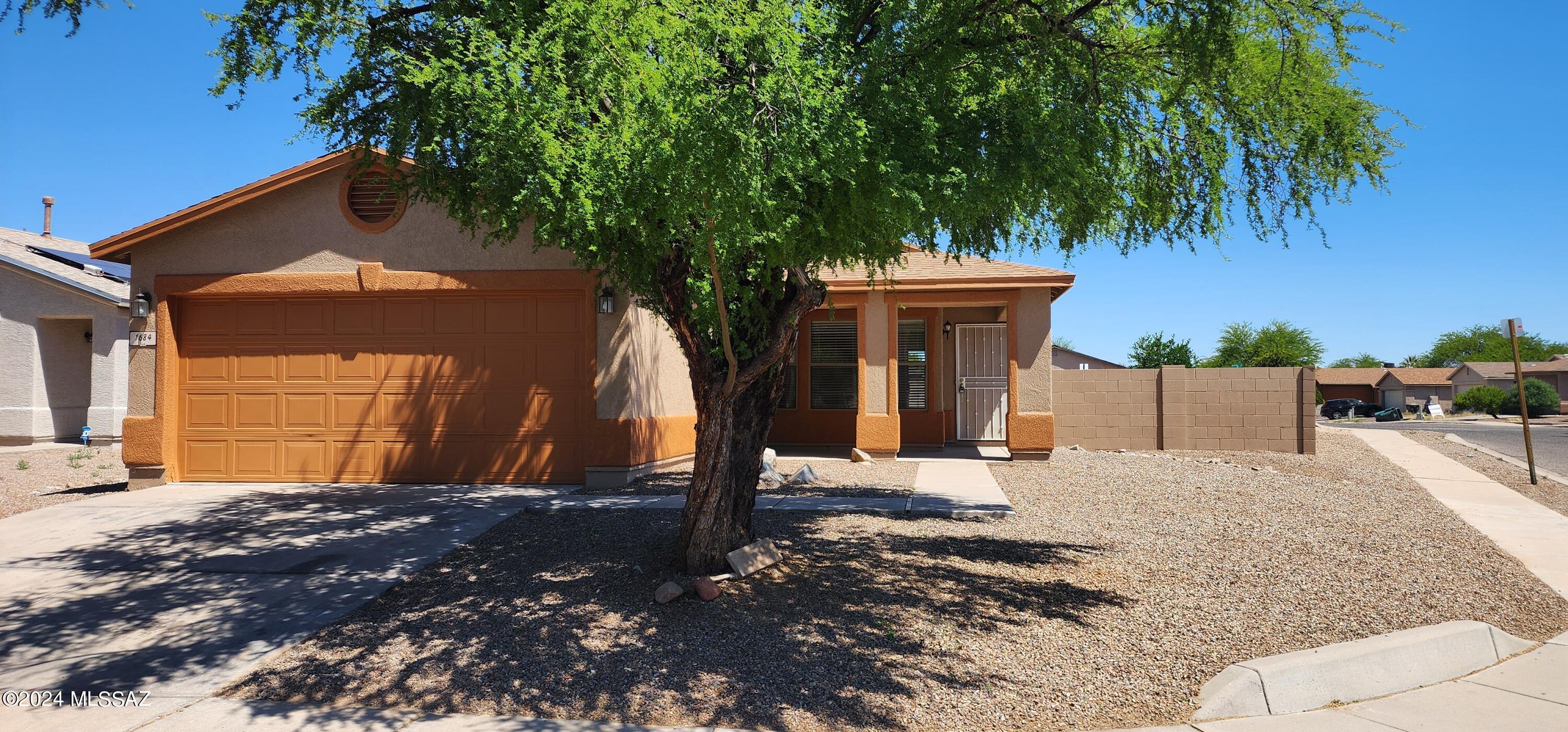 Well maintained 3bedrooom + Den/Office, 2 bathroom home in the master planned community of Midvale Park. All appliances included. Conveniently located near freeway, shopping, entertainment, and river walk. Rental Requirements: • $50 Applicatioon Fee, Credit, Background Check, • No criminal record • Income requirements (3x monthly rent at minimum) • No past broken leases or evictions • Pets ok (2 pet max, extra $25/month, 50lbs max, no aggressive breeds, $200 pet deposit) • Renters Insurance required