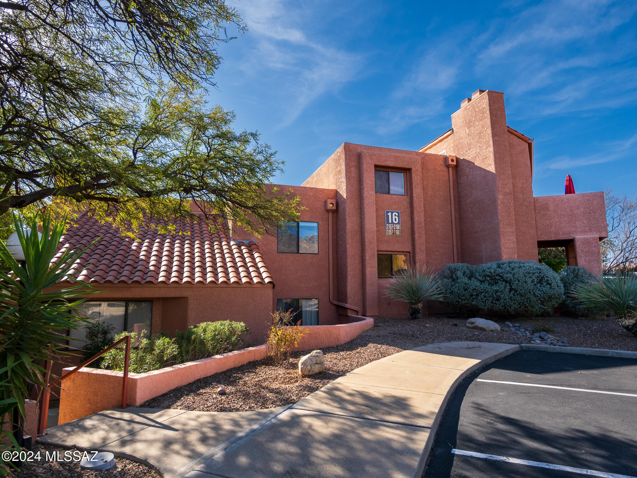 Spacious private ground floor 1370 sq ft split floors/two story 2 bedroom/2 bath plus den w/balcony and patio. Two walk-in closets in unit. Catalina Foothills condo in the popular luxury gated community of Ventana Vista Condos. This 2BR+Den Northers Tucson condo features an open floor plan, courtyard entryway with Catalina Mountain views, remodeled kitchen with new Quartz restaurants and minutes from Sabino Canyon Park. The Ventana Vista condos resort style amenities include a heated pool & two spas, pickle ball/tennis court, enormous clubhouse, exercise facility and bbq areas spread throughout the community. The club house also includes an electric car charging station! Pets negotiable.