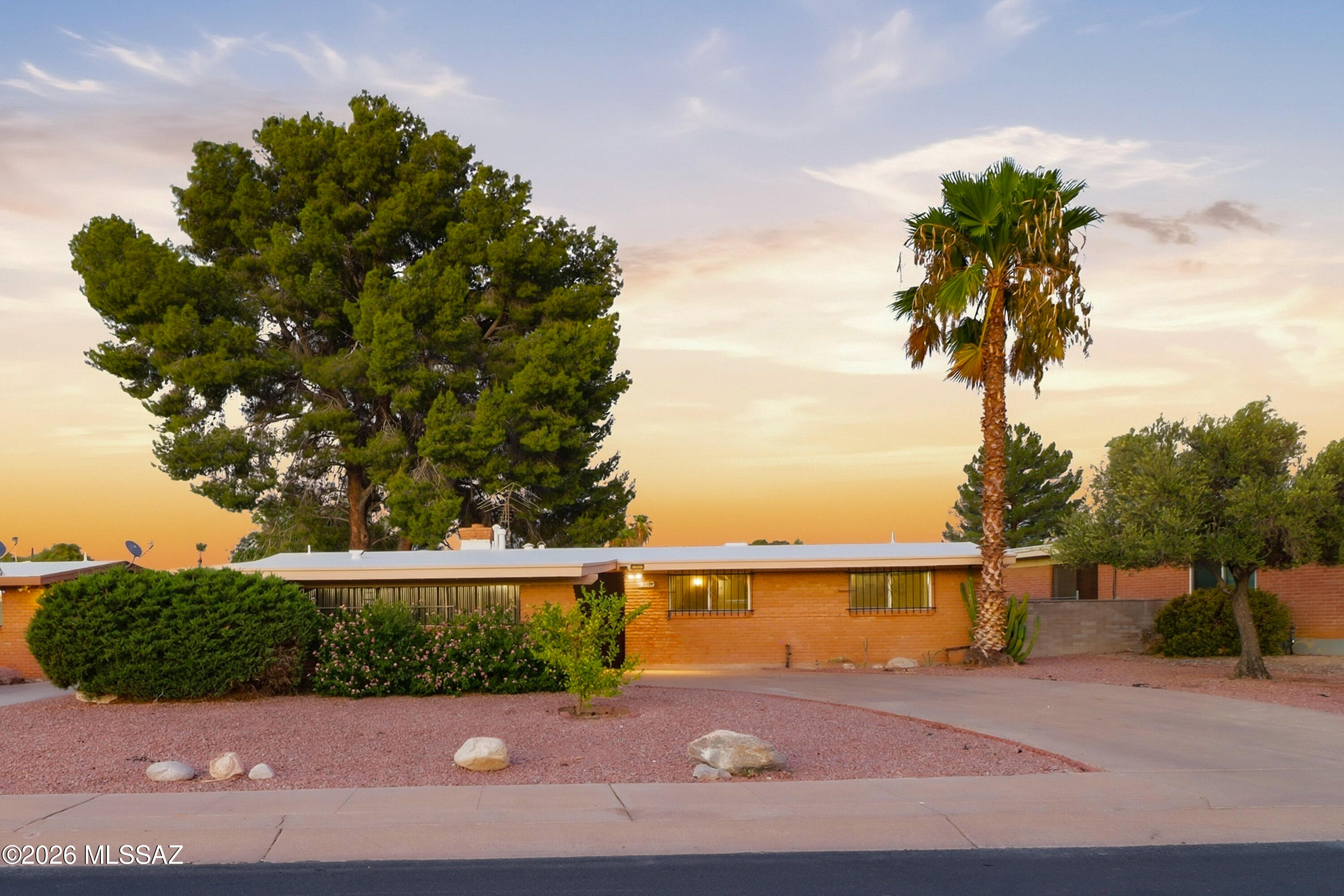 Range Price 259,000 - 269,000
Opportunity awaits in the desirable Rolling Hills community! This 3-bedroom, 2-bath home is ideally situated near the golf course and offers incredible potential for buyers looking to add their own personal touches. With a functional floor plan and solid bones, this property is the perfect starter home, investment property, or rental opportunity. Conveniently located near shopping, dining, parks, and schools, this is your chance to create something special in an established East Tucson neighborhood. Don't miss this affordable opportunity with endless possibilities!