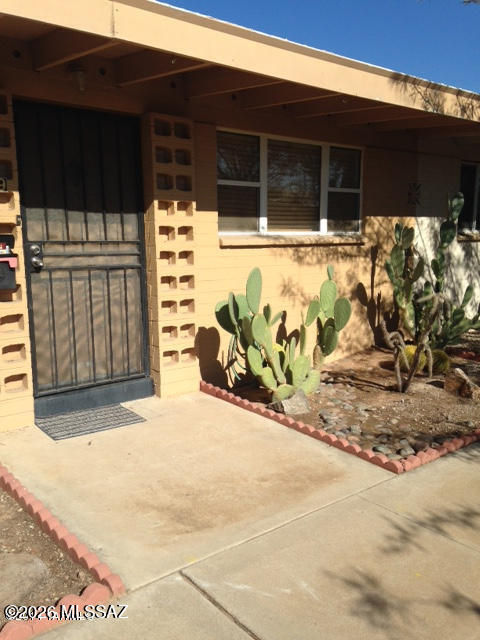 Remodeled 1 bedroom 1 bath townhouse located  on Campbell and Irvington. This townhouse includes a den and laundry room with washer and dryer. Well kept community
with shred common area. Close to shopping, bus line and restaurants.